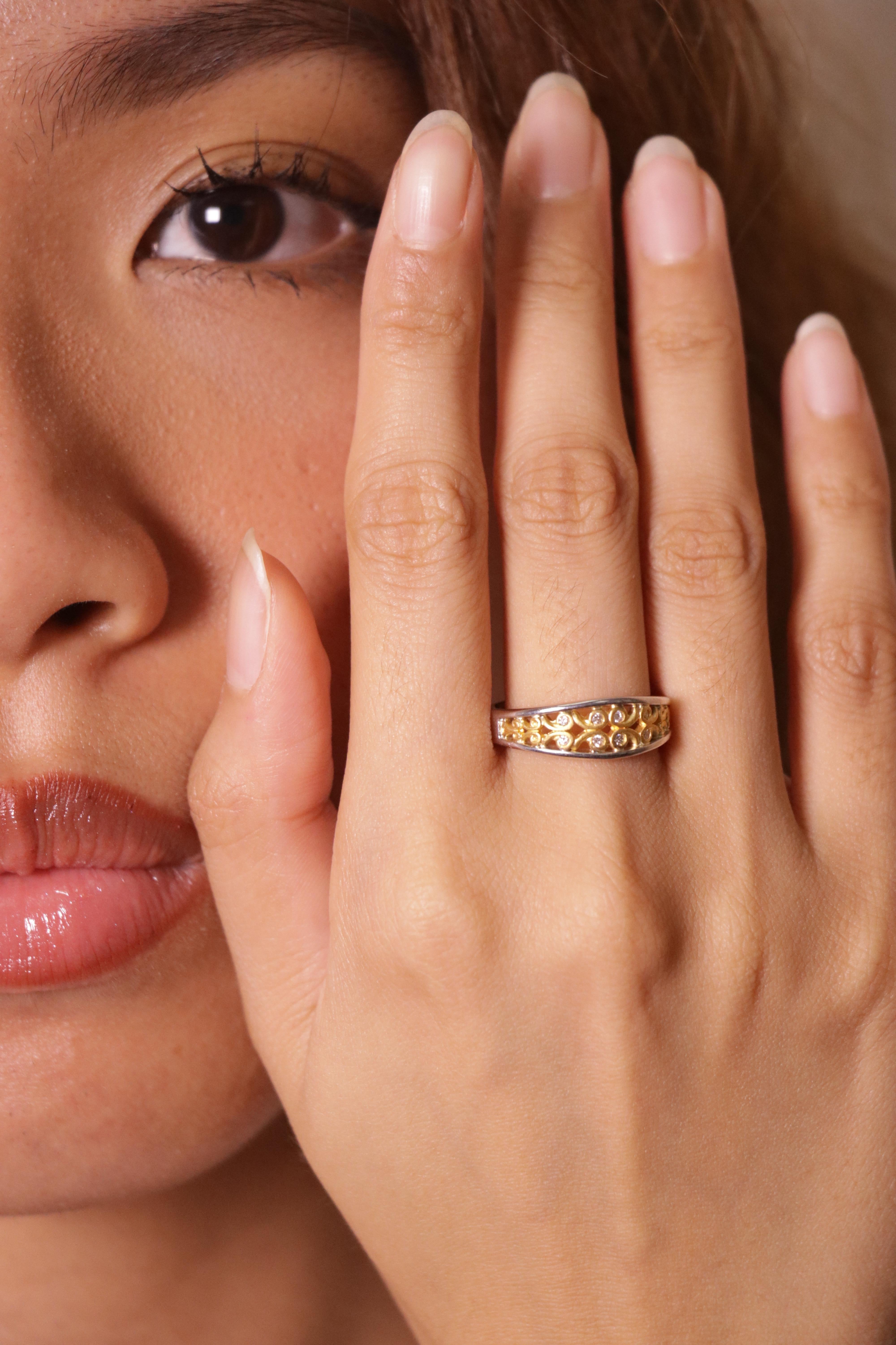 Anello di fidanzamento in oro 18K/24k con diamante rotondo Cts 0,12 in vendita 5
