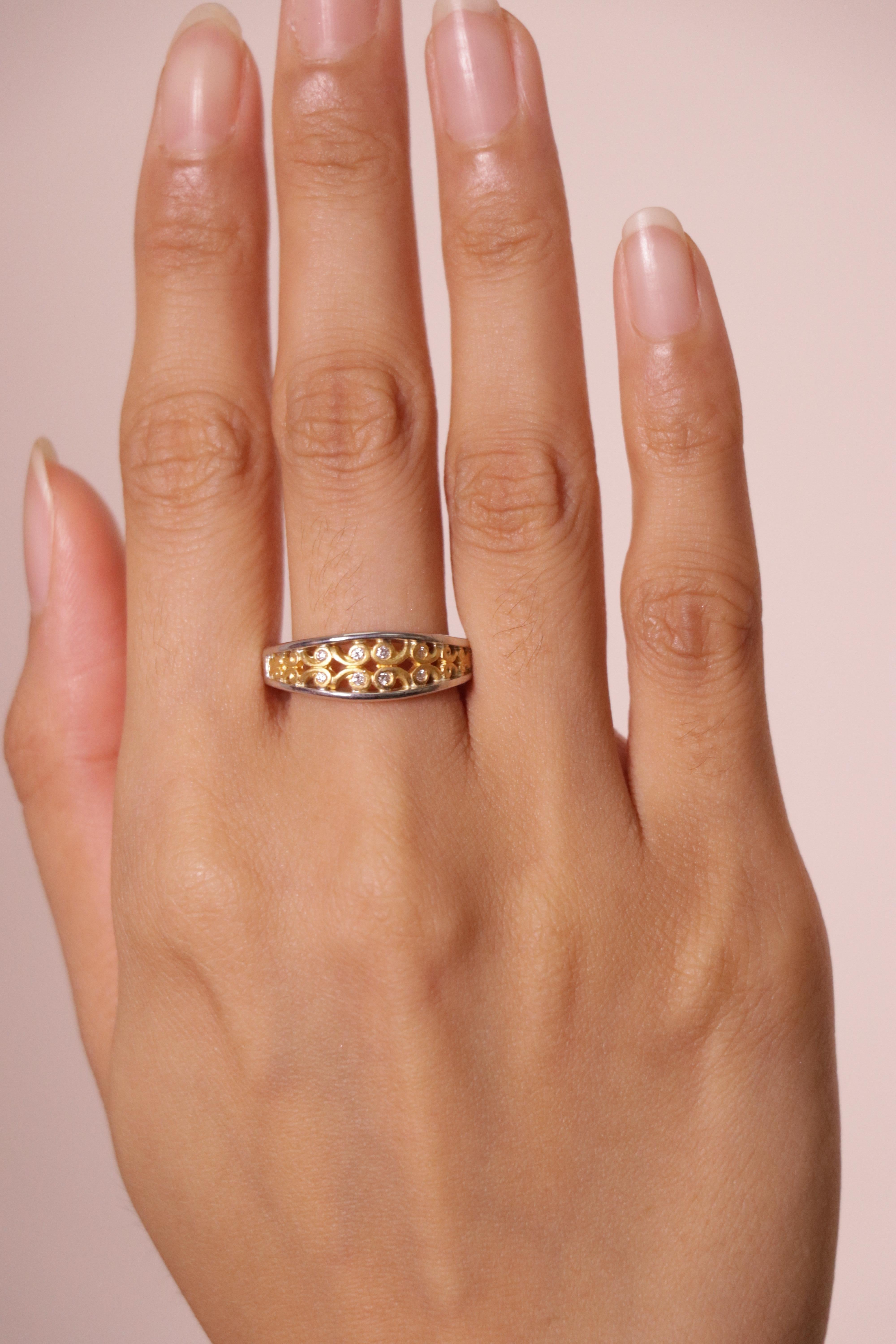 Anello di fidanzamento in oro 18K/24k con diamante rotondo Cts 0,12 in vendita 2