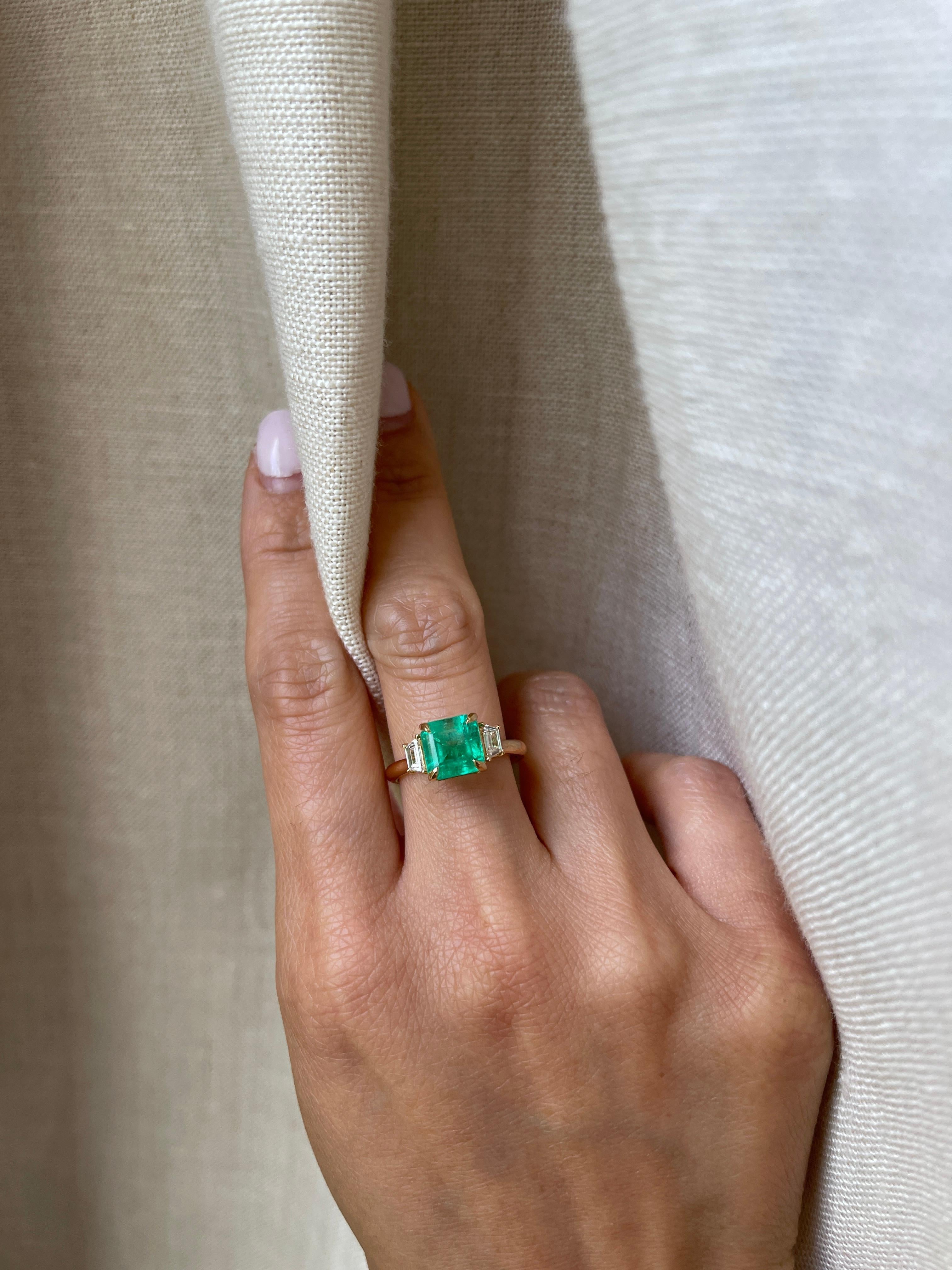 Women's 18K 2.5 CT Emerald Diamond Ring For Sale