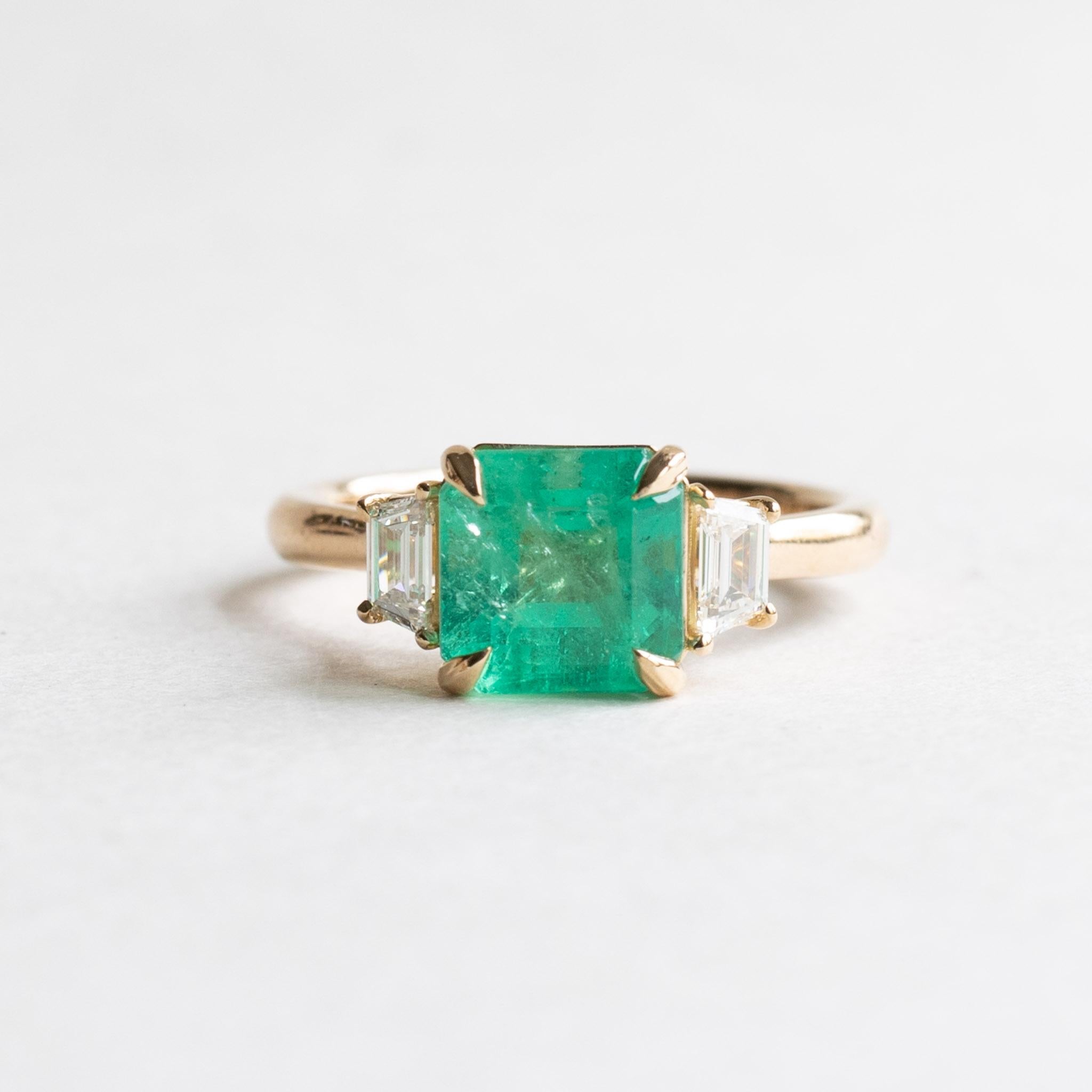 18K 2.37 CT Emerald Diamond Ring For Sale 1