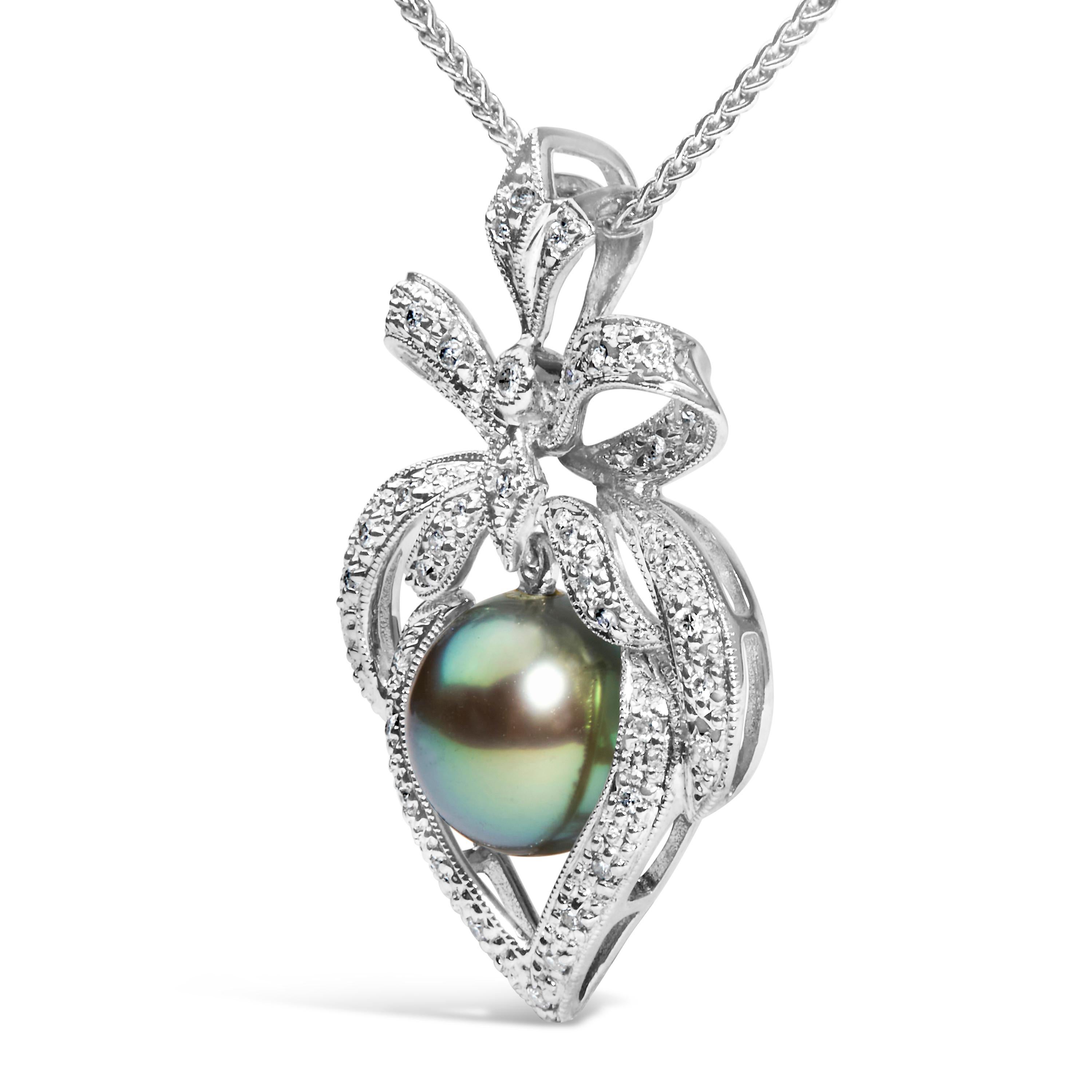 Moderno Collana con ciondolo a forma di cuore con diamanti e perle nere di Tahiti coltivate a 18 carati da 3/4 Ctw in vendita