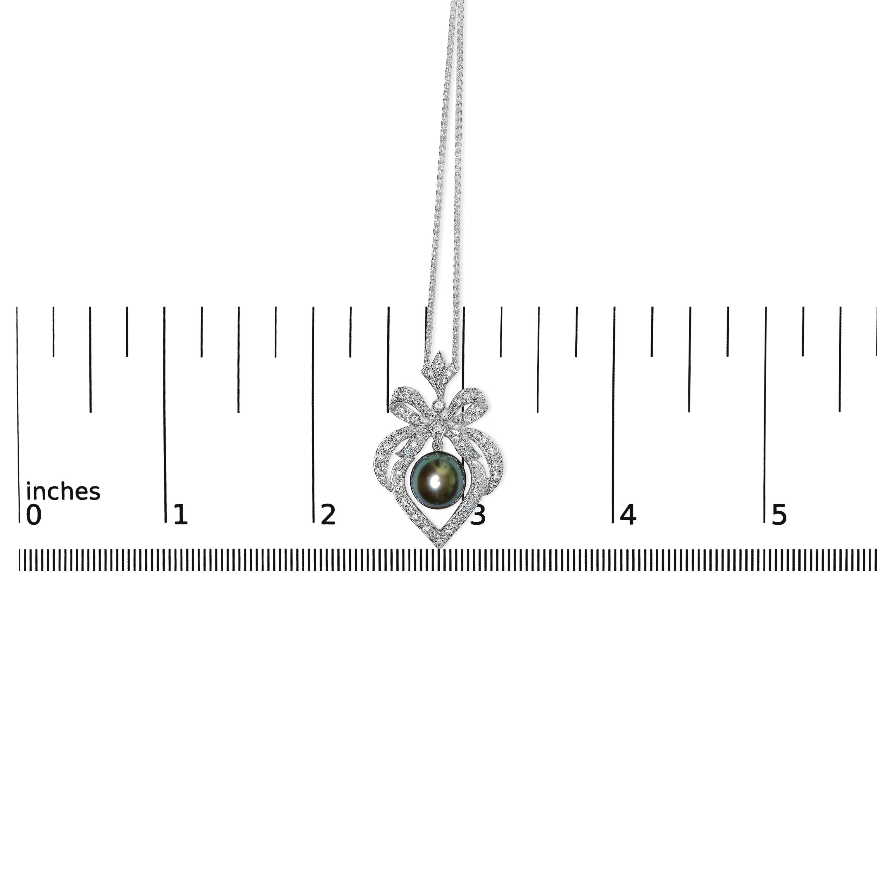Taglio rotondo Collana con ciondolo a forma di cuore con diamanti e perle nere di Tahiti coltivate a 18 carati da 3/4 Ctw in vendita