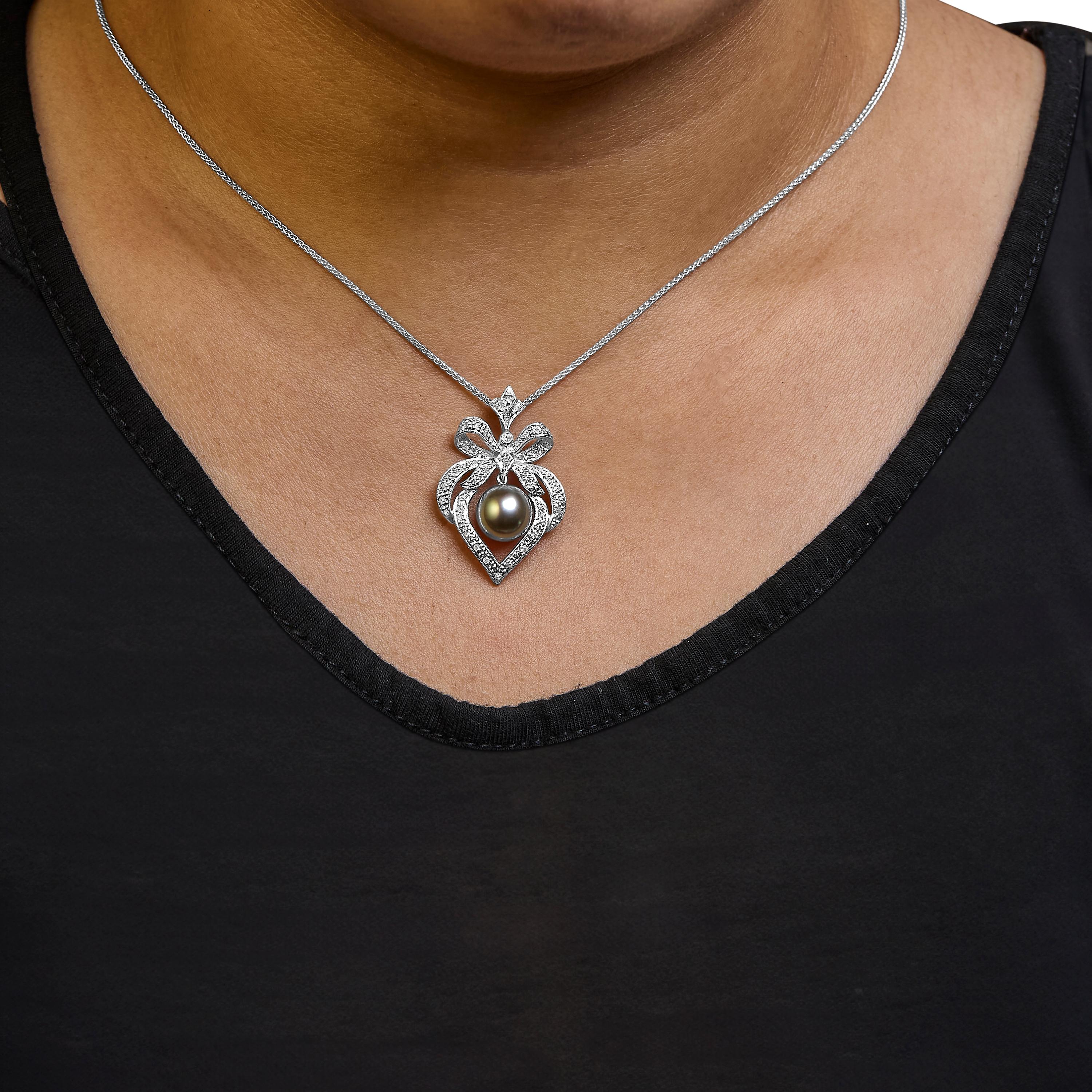 Collana con ciondolo a forma di cuore con diamanti e perle nere di Tahiti coltivate a 18 carati da 3/4 Ctw In condizioni Nuovo in vendita a New York, NY