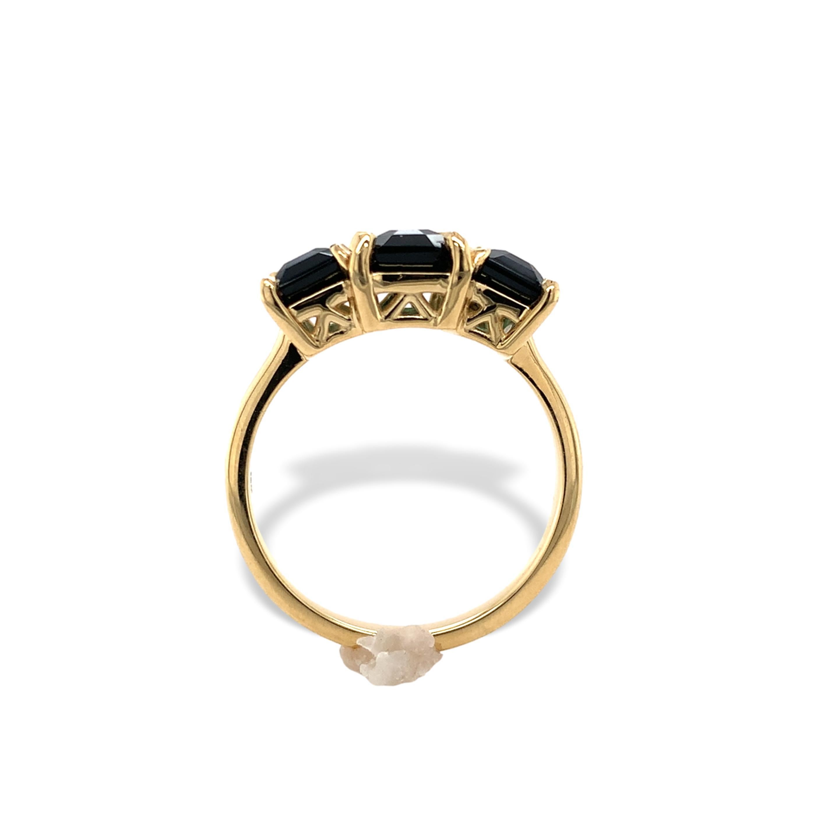 Bague en or jaune 18 carats à trois pierres, avec tourmalines bleues et bleues-vertes (indicolite). Il y a 3 tourmalines longues de taille émeraude pesant 4,51 carats au total. Le centre mesure environ 10,5 mm x 5,5 mm et les côtés mesurent environ