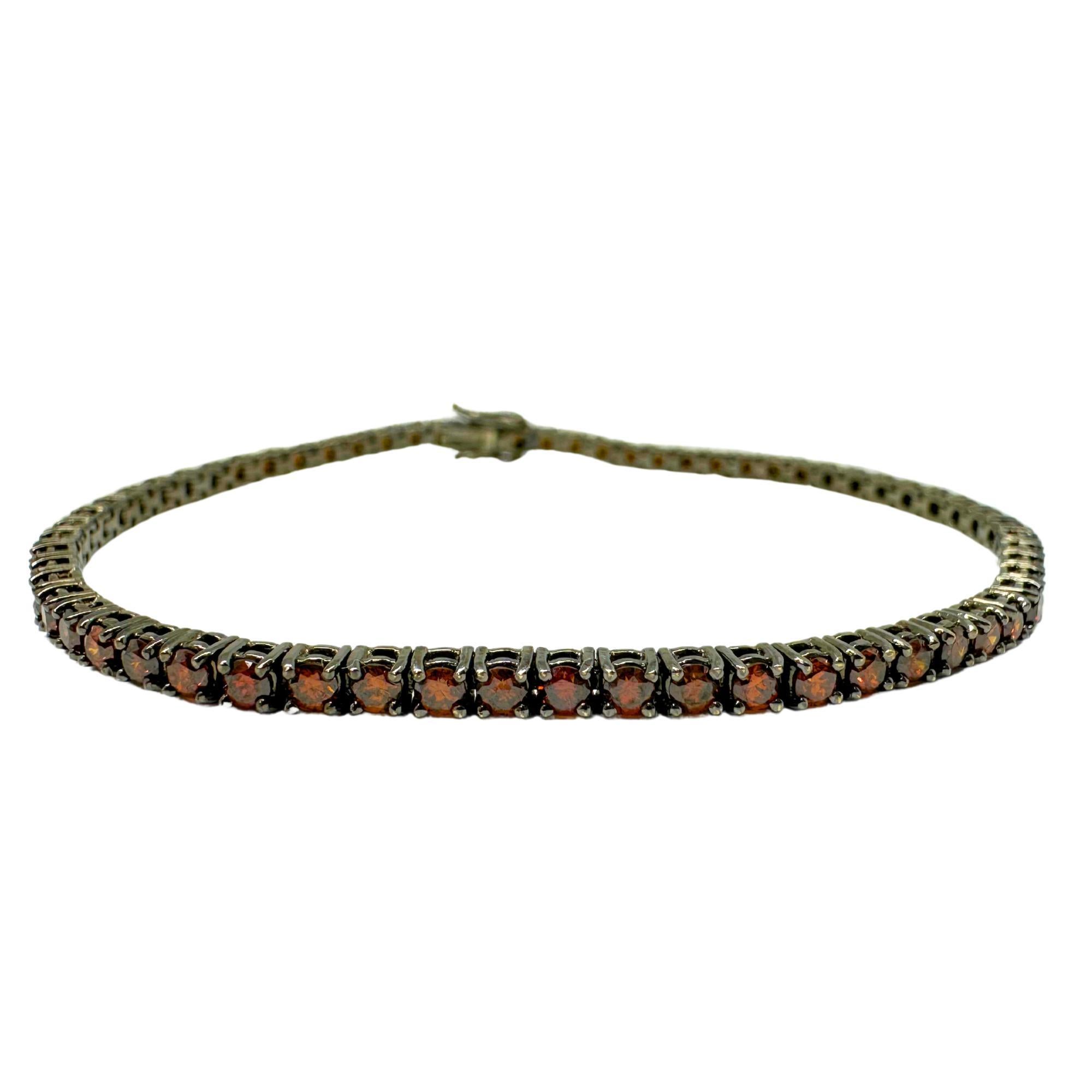 Dieses Tennisarmband aus 18 Karat Weißgold mit 3,05 Karat schokoladenbraunen Diamanten ist ein perfektes Accessoire. Mit einer Länge von 7 Zentimetern und einem Gewicht von 9,3 Gramm ist es ein großartiges Stück für den täglichen Gebrauch, das Sie