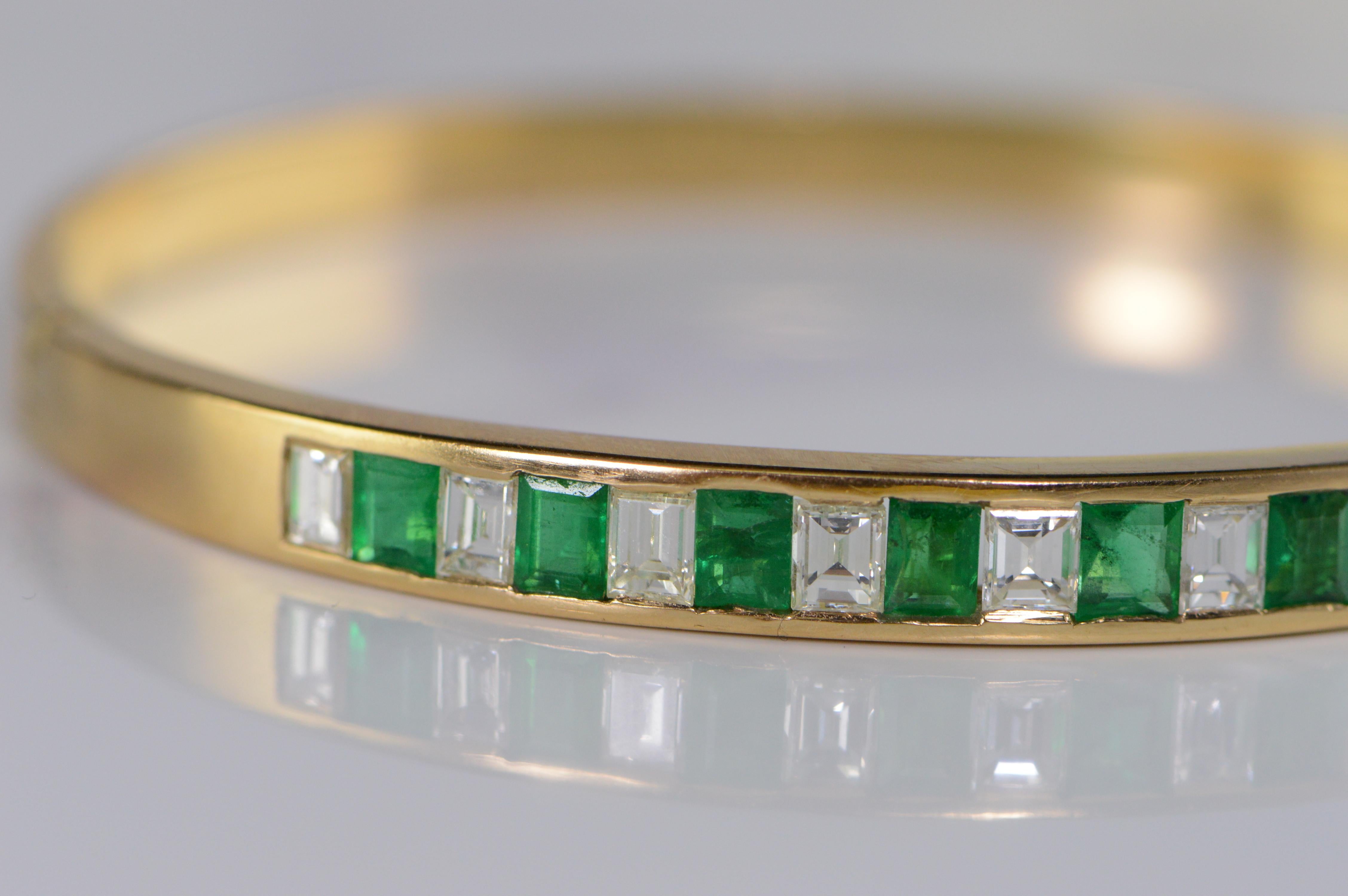 Modern 18 Karat 3.60 Carat Emerald Diamond Bangle Hinged Bracelet Yellow Gold For Sale