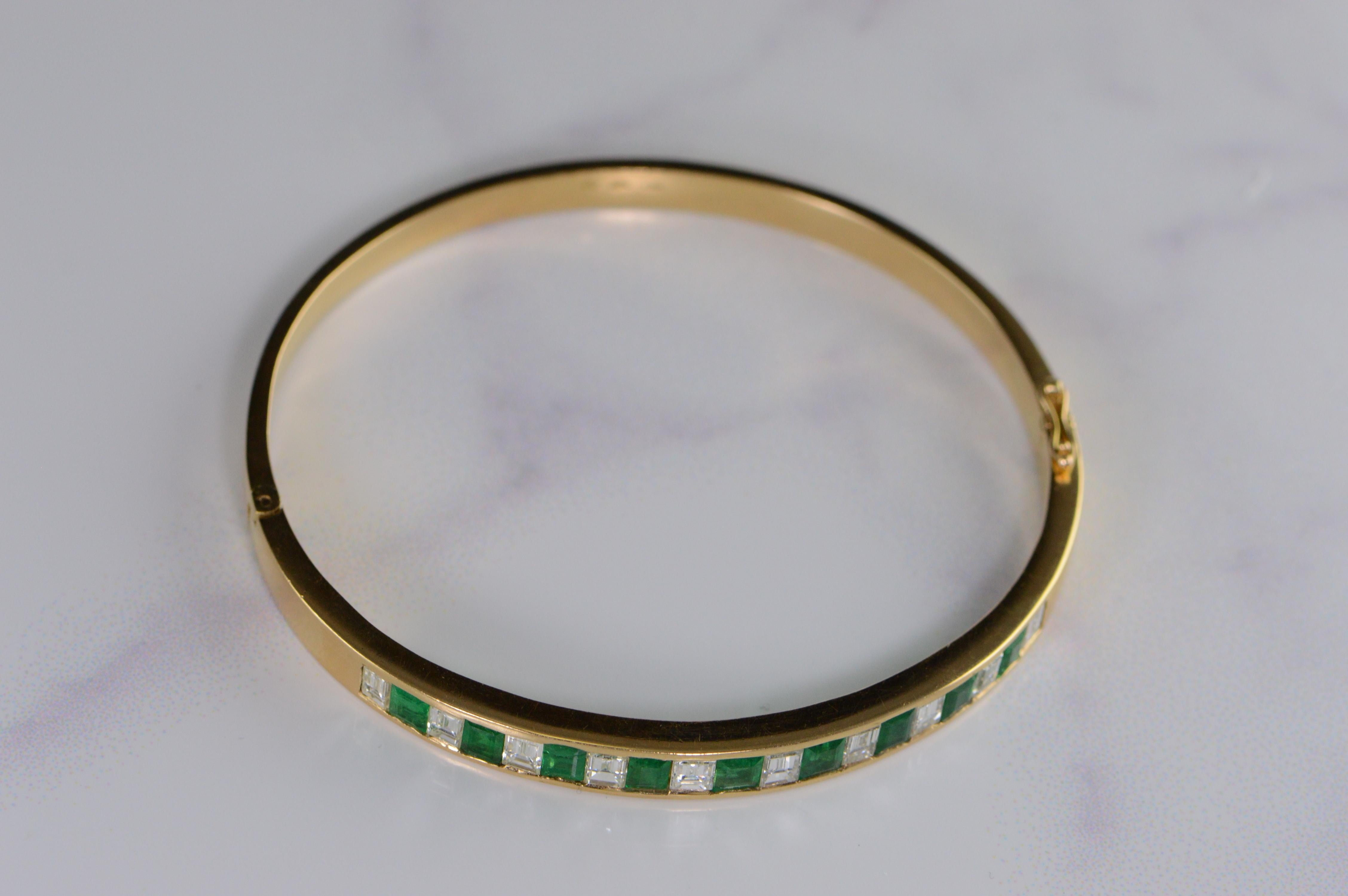 18 Karat 3.60 Carat Emerald Diamond Bangle Hinged Bracelet Yellow Gold In Excellent Condition For Sale In Frederick, MD