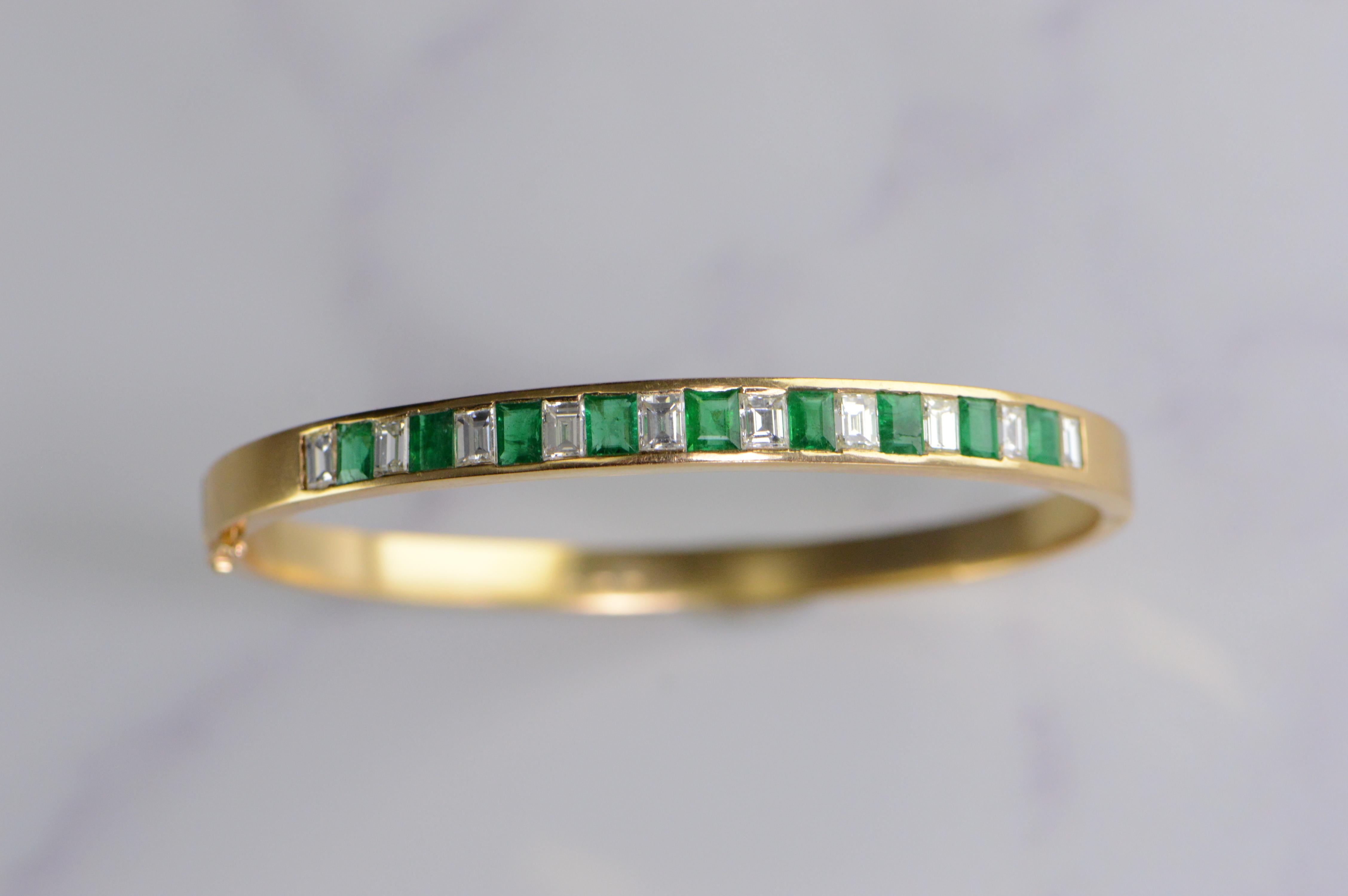 18 Karat 3.60 Carat Emerald Diamond Bangle Hinged Bracelet Yellow Gold For Sale 1