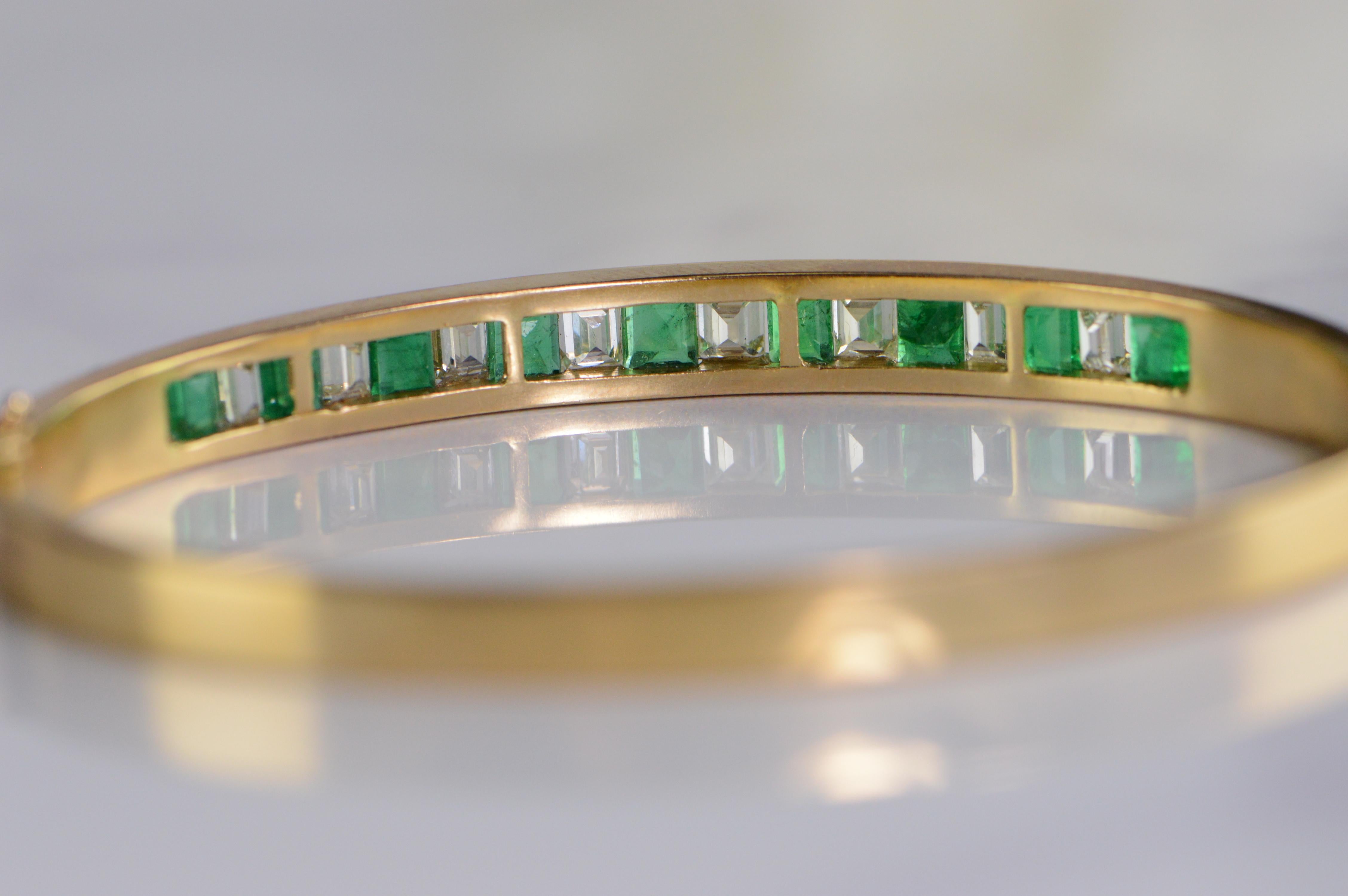 18 Karat 3.60 Carat Emerald Diamond Bangle Hinged Bracelet Yellow Gold For Sale 2