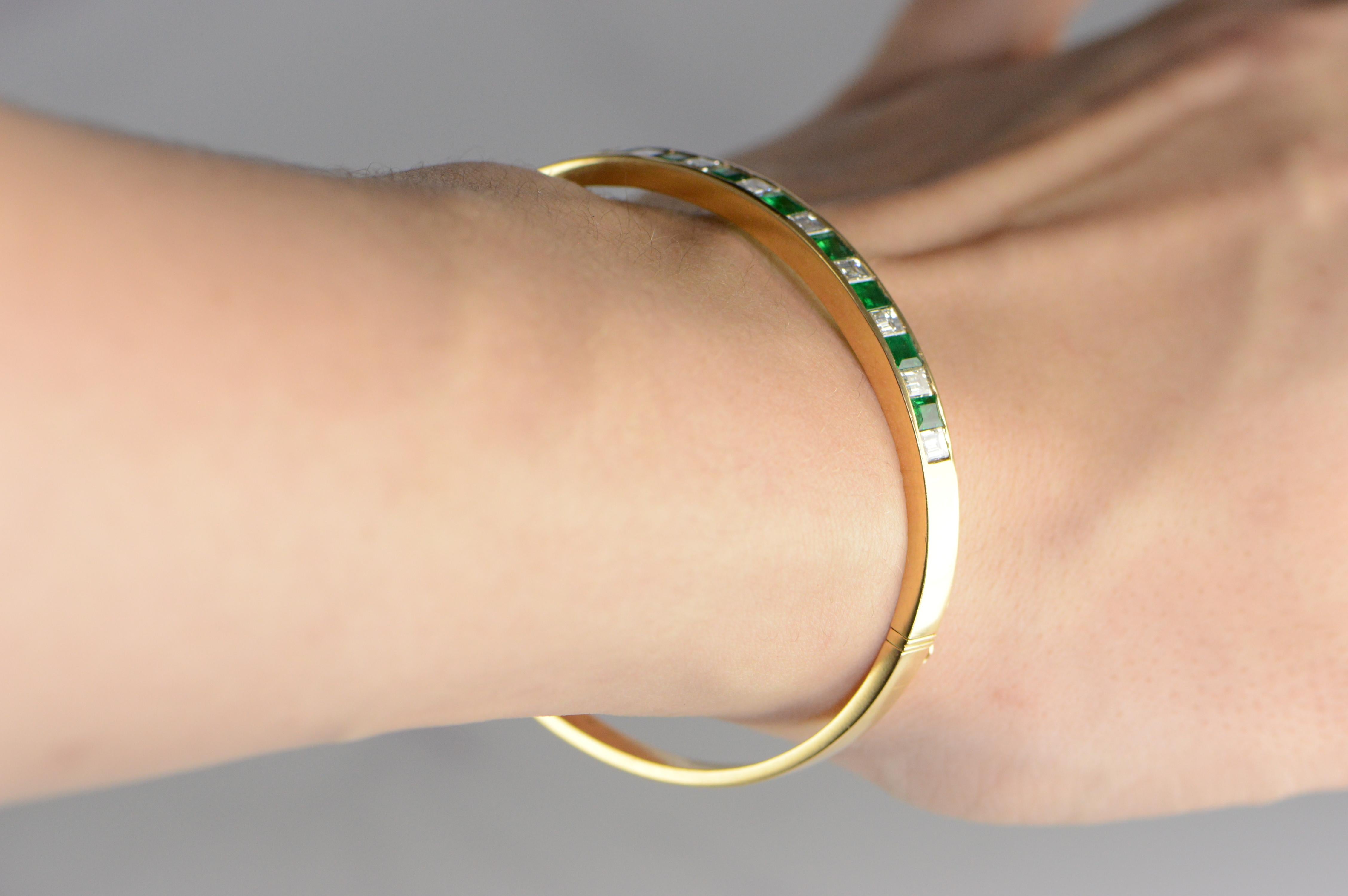 18 Karat 3.60 Carat Emerald Diamond Bangle Hinged Bracelet Yellow Gold For Sale 4