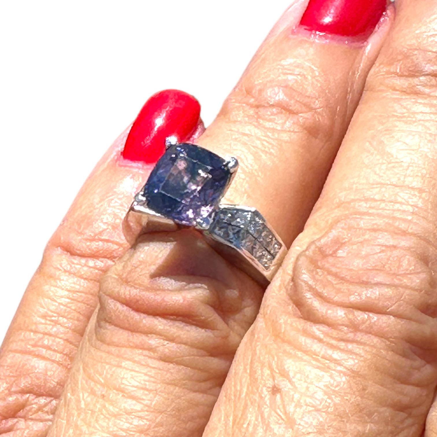 18K 3.95 CT. Sri Lanka Purple Sapphire Invisible Diamond Ring In New Condition For Sale In Laguna Hills, CA