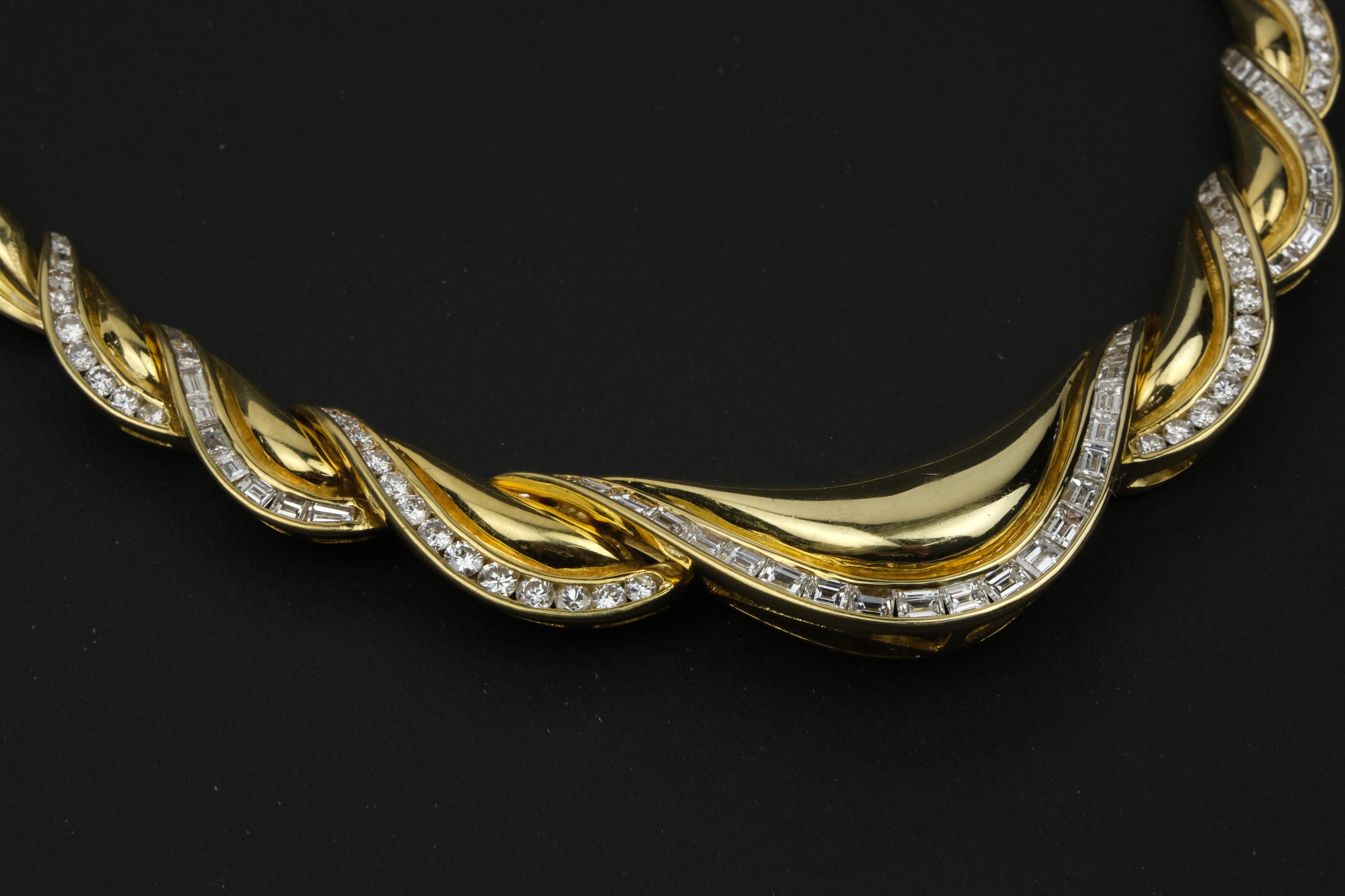 18 Karat 4.35 Carat Diamond Graduated Drape Necklace In Good Condition For Sale In Bradford, Ontario