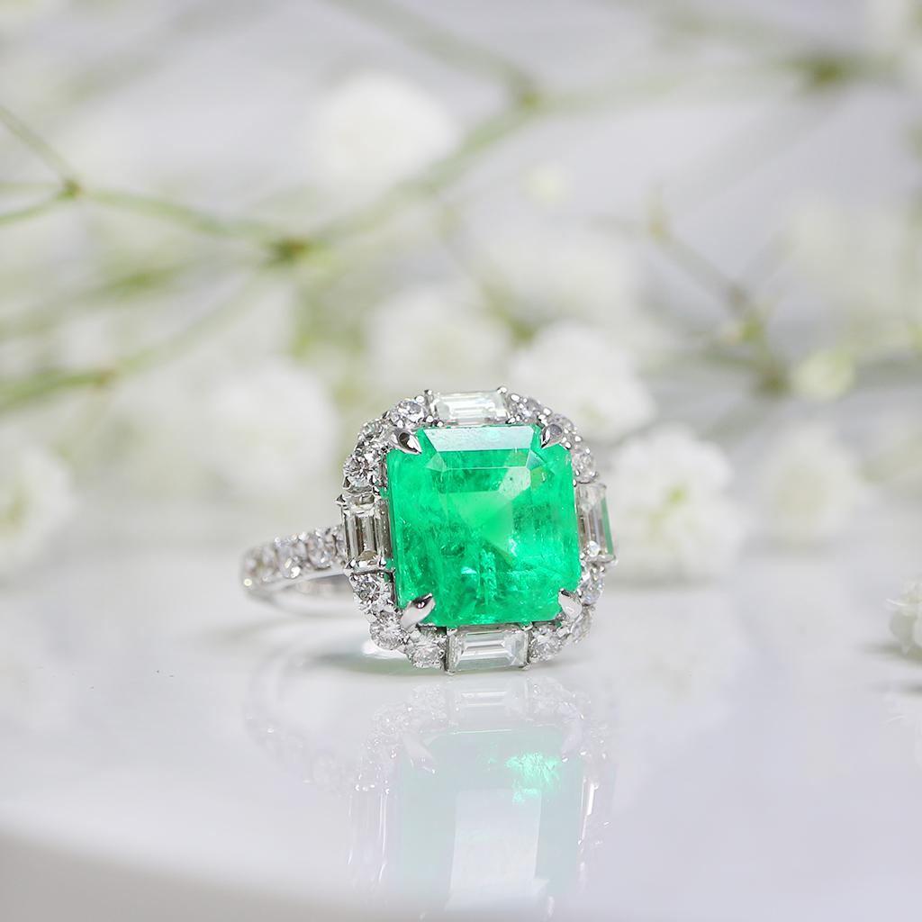 GRS 4.37 Ct 18K White Gold Natural Colombia Emerald&Diamond Engagement Ring For Sale 1