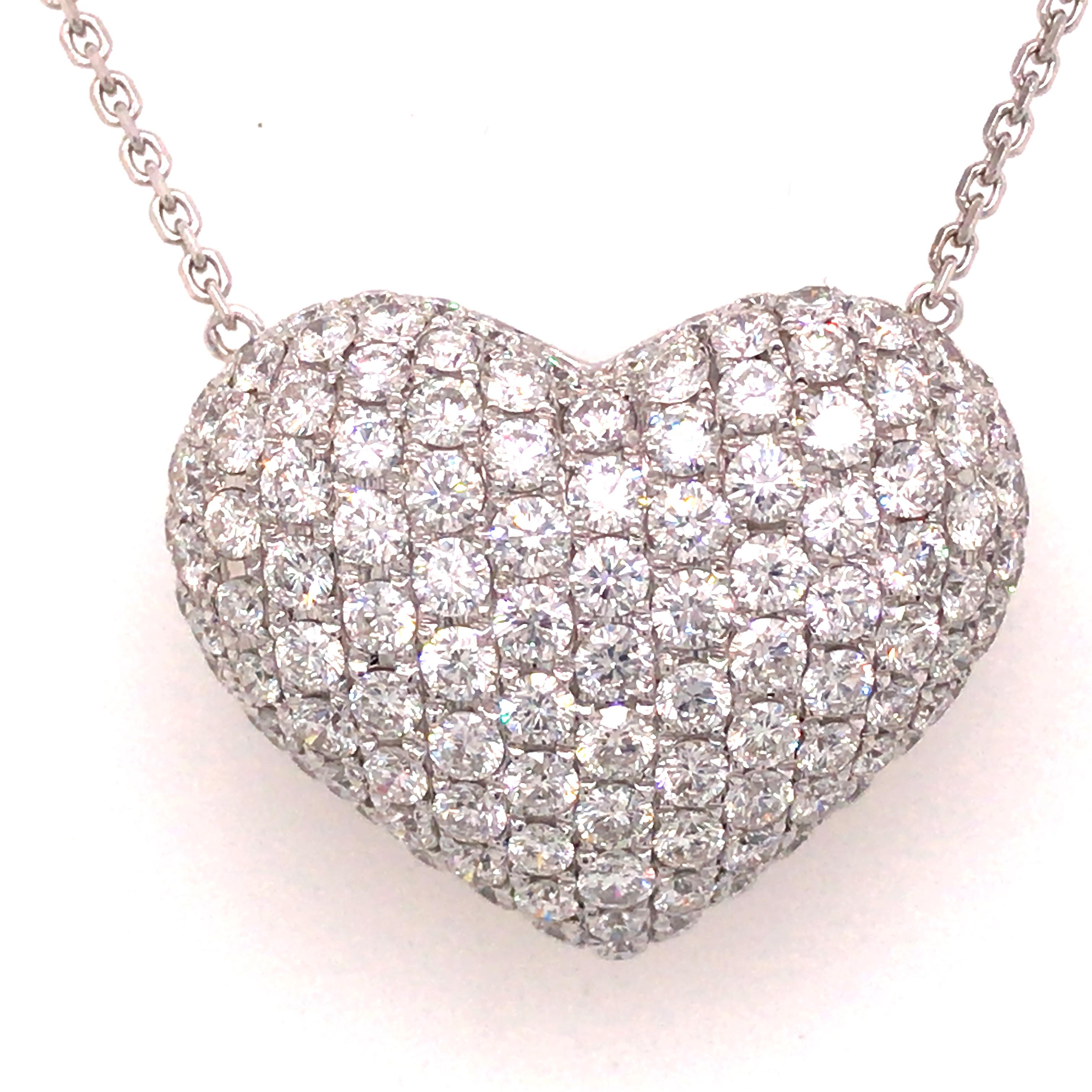Diamant Puff Herz Anhänger Halskette in 18K Weißgold.  Runde Diamanten im Brillantschliff mit einem Gesamtgewicht von 5,01 Karat, einer Farbe von G-H und einer Reinheit von VS sind fachmännisch gefasst.  Die Halskette misst 16 Zoll in der Länge, das