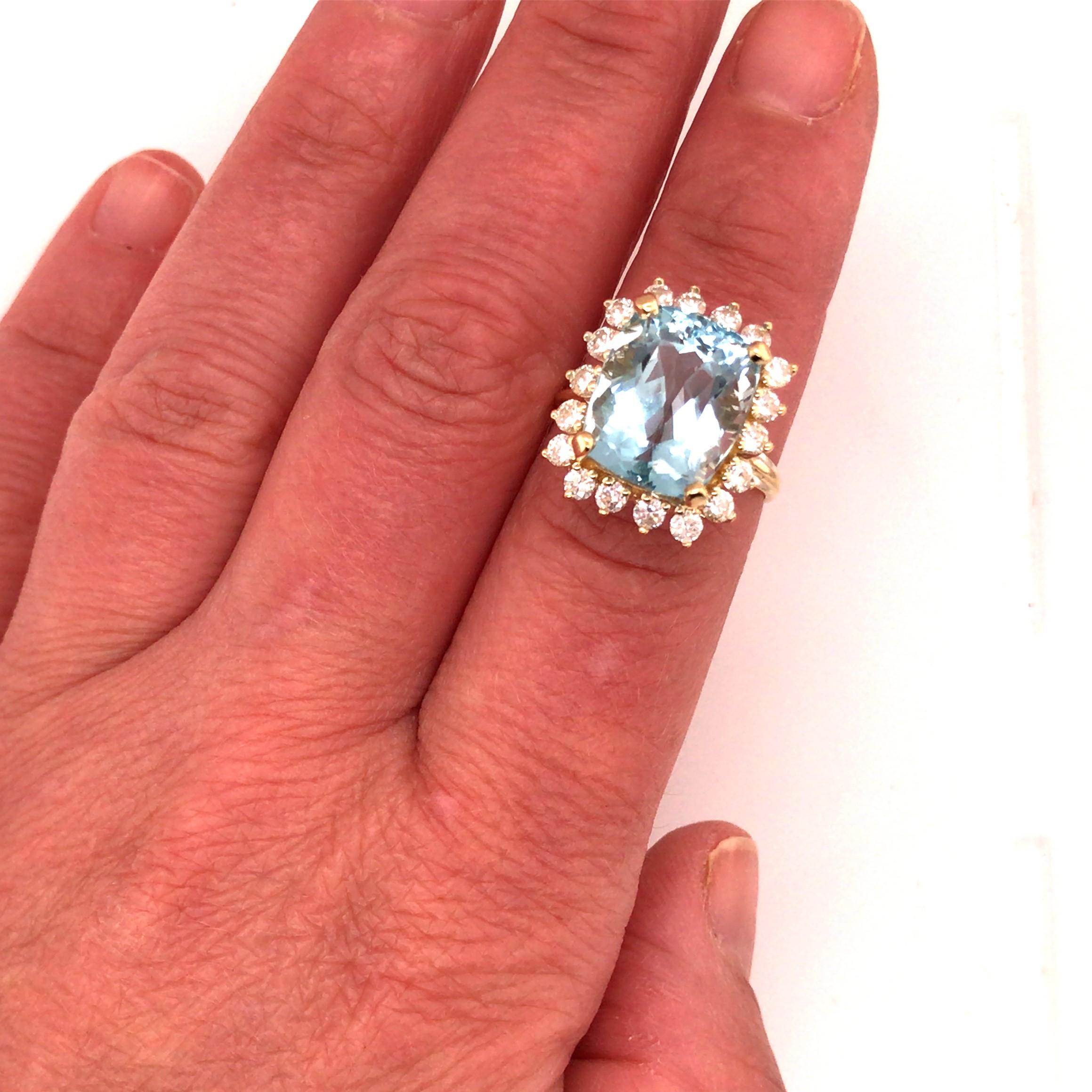 18 Karat 6.59 Carat Aquamarine and Diamond Halo Yellow Gold In Good Condition In Boca Raton, FL