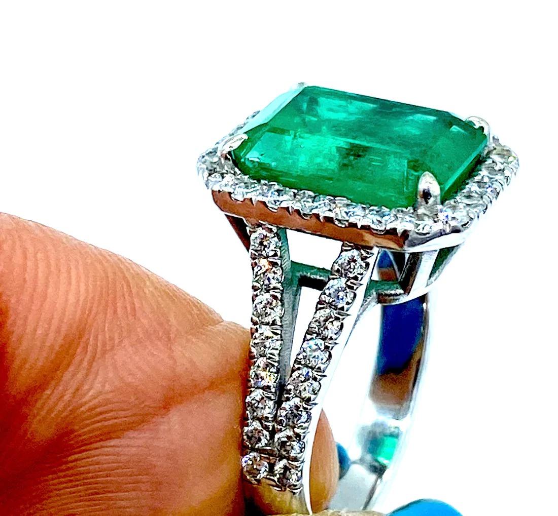  Ein wunderschöner kolumbianischer Smaragd ist in einen Diamantring aus 18 Karat Weißgold im Halo-Stil gefasst.

Der Smaragd misst 12,40-9,90 x 7,20 mm und hat ein geschätztes Gewicht von 7,15 Karat. Die Qualität ist SI2 Klarheit, und die Farbe ist