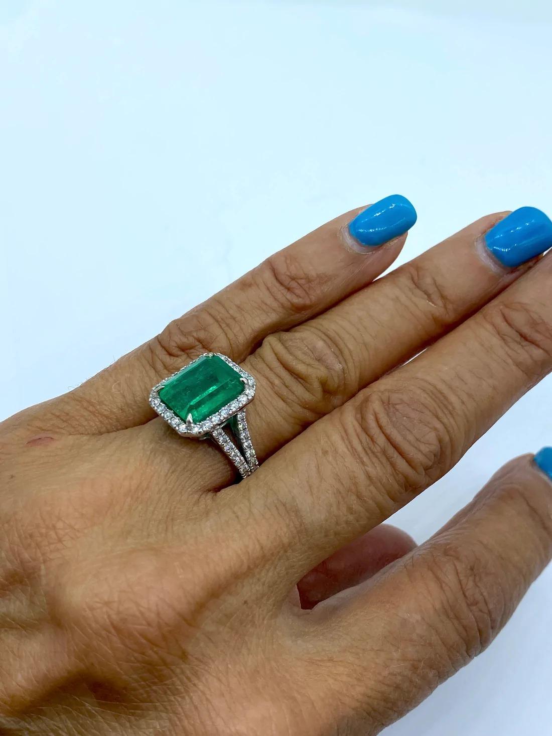 Emerald Cut 18K 7.00 Carat Colombian Emerald and Diamond Halo Ring VS Quality For Sale