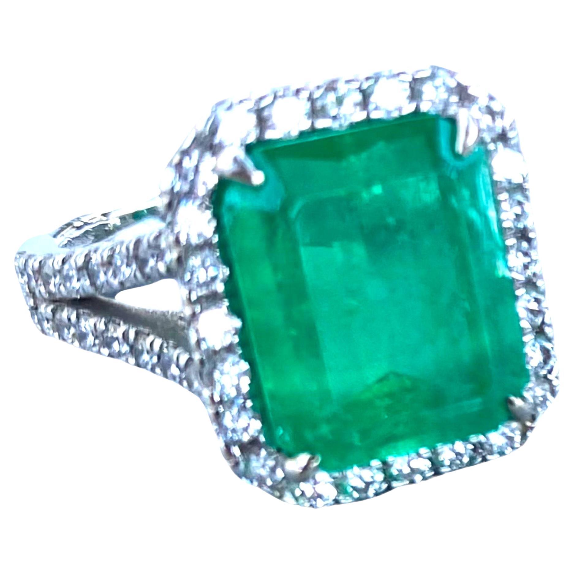 18K 7.00 Carat Colombian Emerald and Diamond Halo Ring VS Quality For Sale