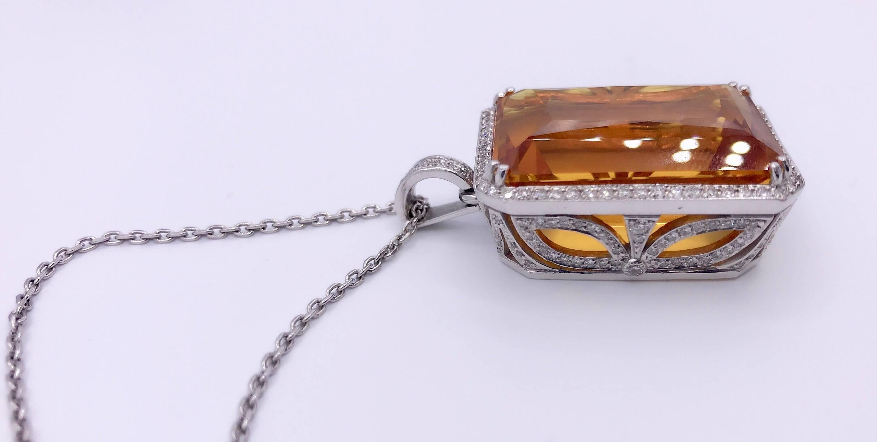 Ce pendentif en citrine de grande taille, unique en son genre et très rare, présente une citrine de 70,00 carats entourée de 2,15 carats de diamants. Le pendentif mesure 1 1/2