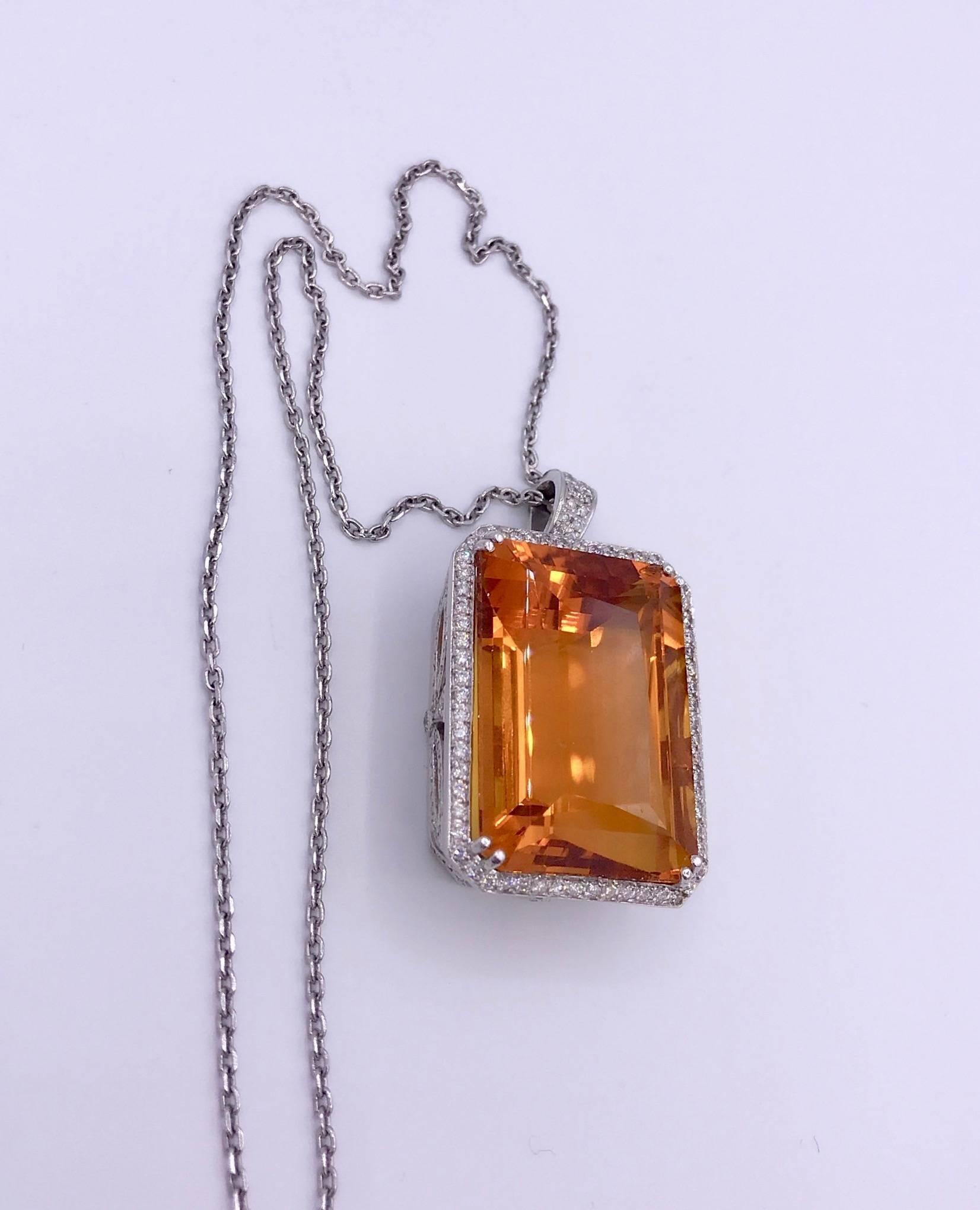 Pendentif en or 18 carats avec citrine taille émeraude de 70,00 carats Pour femmes en vente