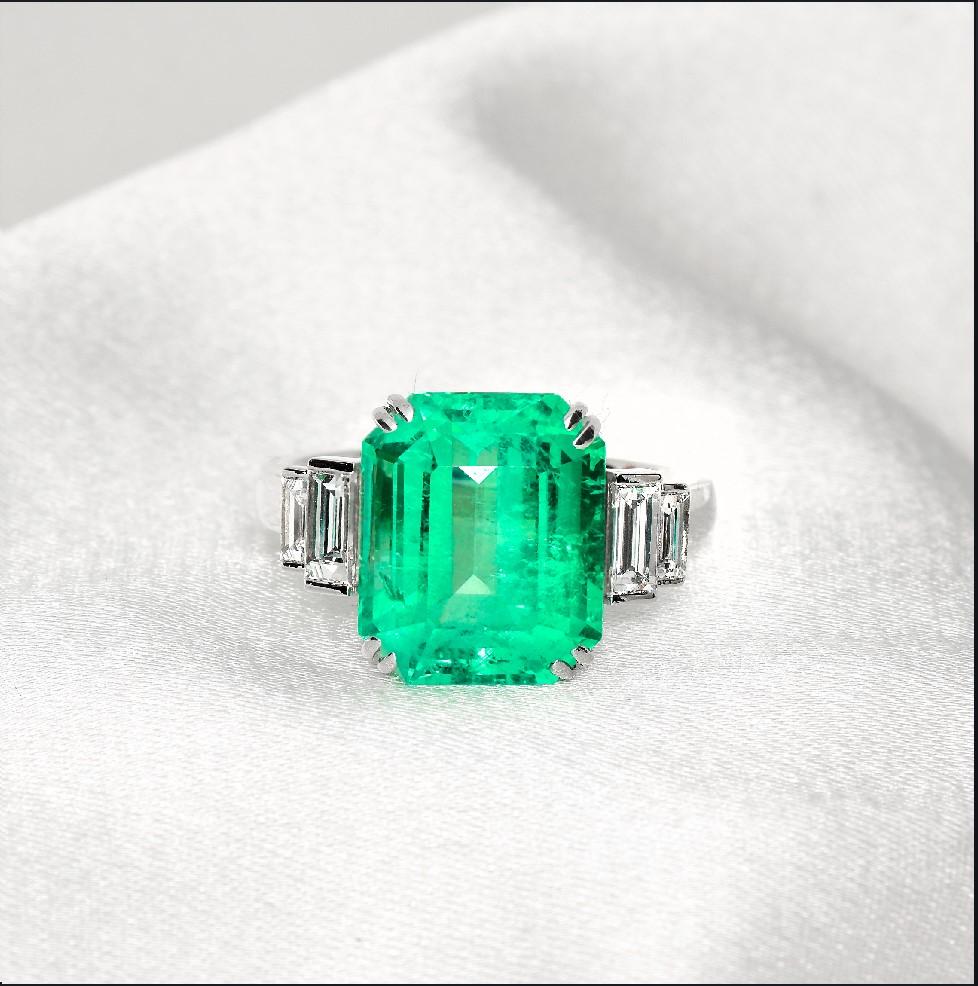 ** GRS-Certified 18K 7.34 Ct Colombia Emerald&Diamonds Engagement Ring **

One certified natural top-quality Colombia emerald weighing 7.34 ct set on the 18K white gold with 4 pieces of natural FG VVS baguette diamonds weighing 0.67 ct.  

The