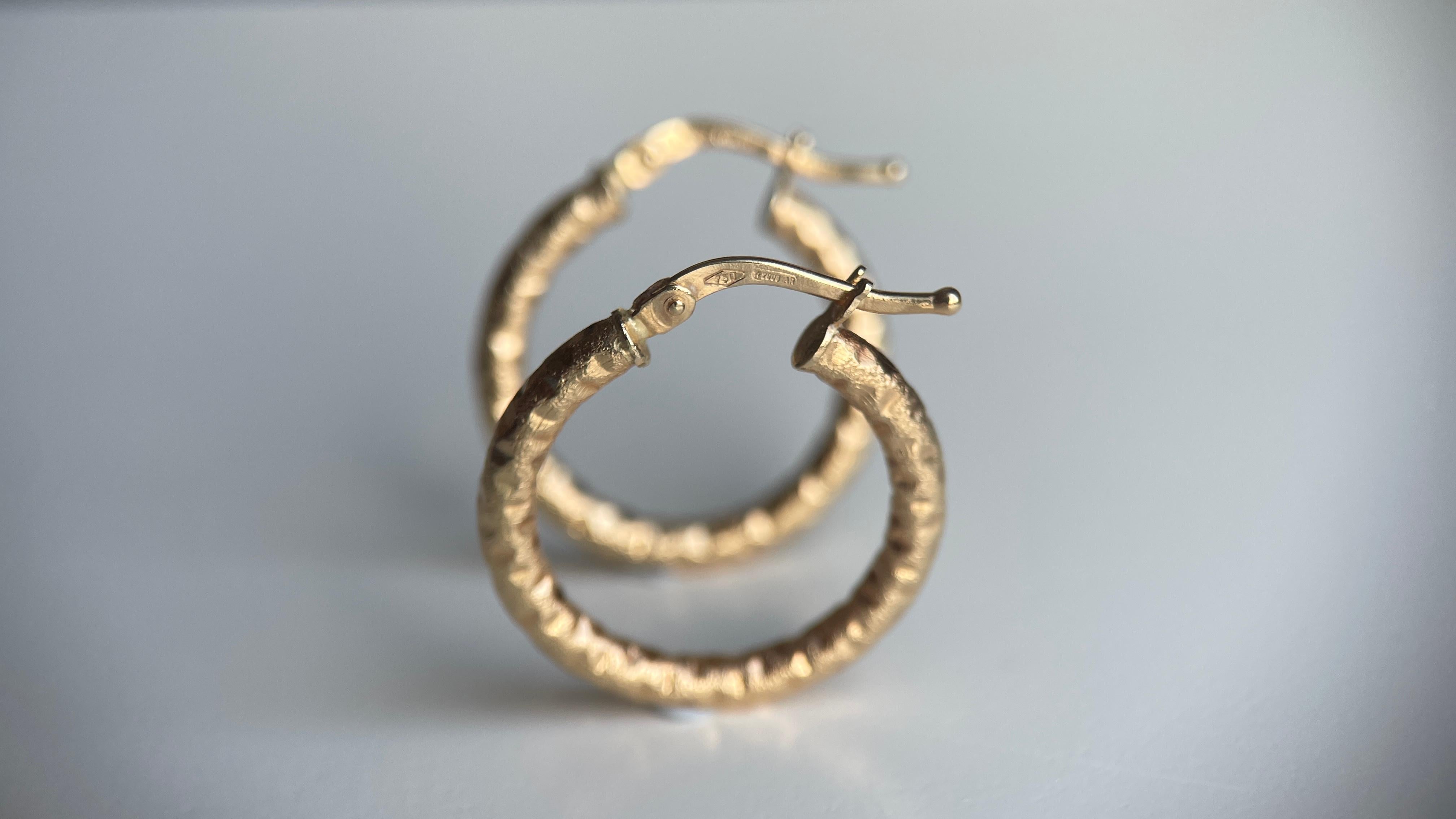 Questi bellissimi orecchini a cerchio sono realizzati in vero oro massiccio 18 carati, non placcato oro, né riempito oro o vermeil. Con un raffinato design a conca, offrono il perfetto equilibrio tra stile e comfort per essere indossate tutti i