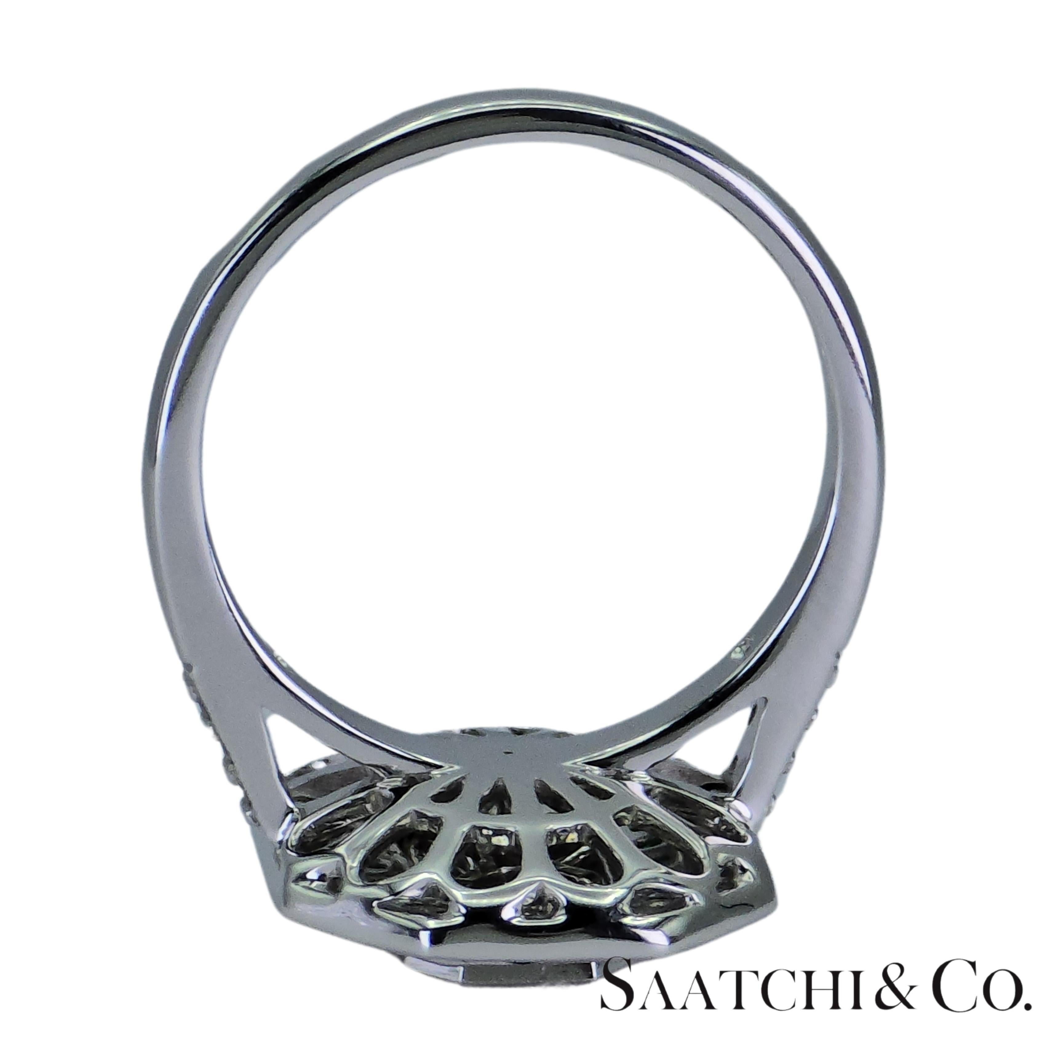 Anello 18K 750 Illusione a forma di smeraldo Nature Round VVS Diamond Sapphire Emerald Ring in vendita 1