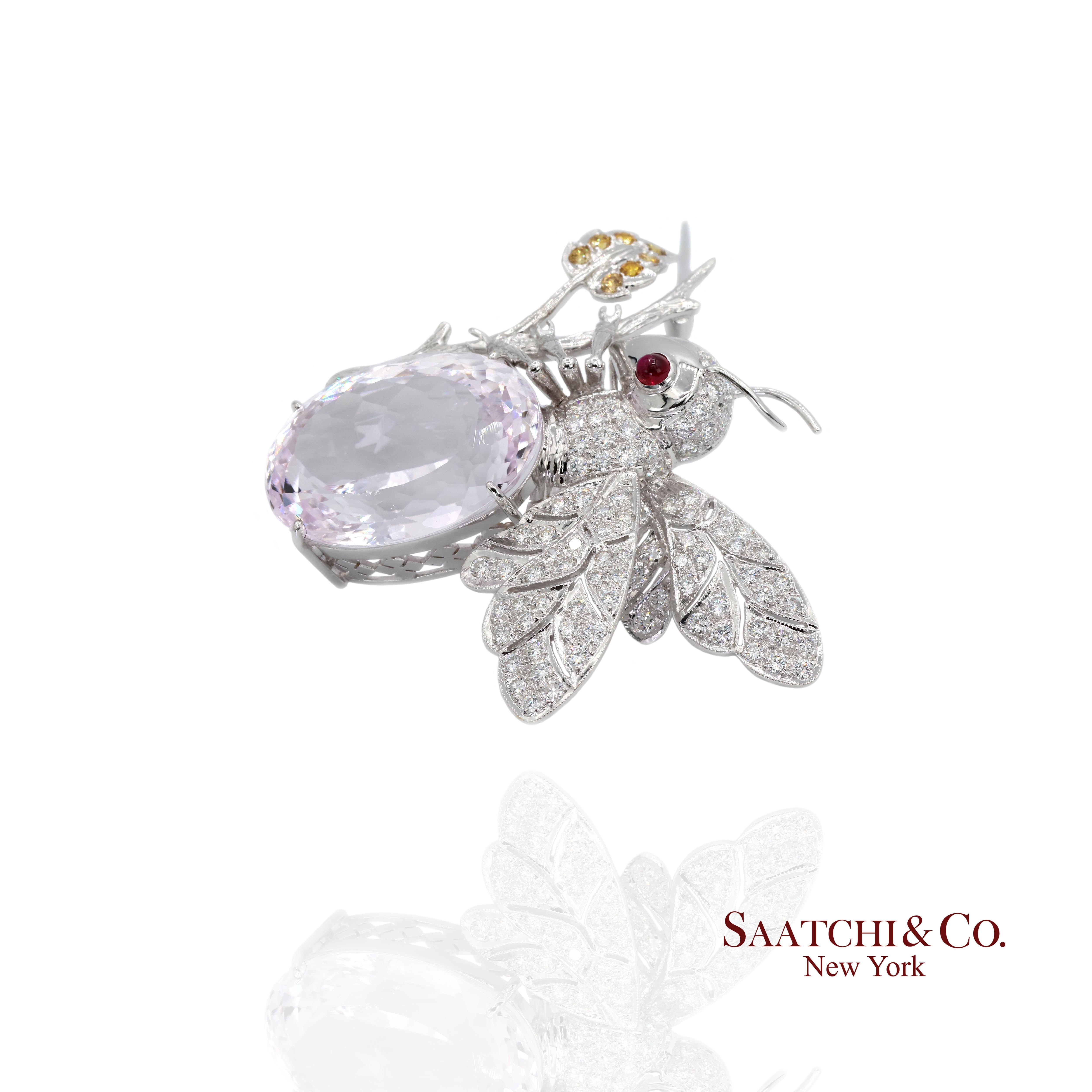 Broche en diamant et kunzite

Poids total de l'article : 20,6 grammes
Métaux et matériaux : Or 18k
Dimensions : Longueur : 43,0 mm X Largeur : 48,0 mm X Hauteur : 16,0 mm Longueur : 43,0 mm X Largeur : 48,0 mm X Hauteur : 16,0 mm
De taille