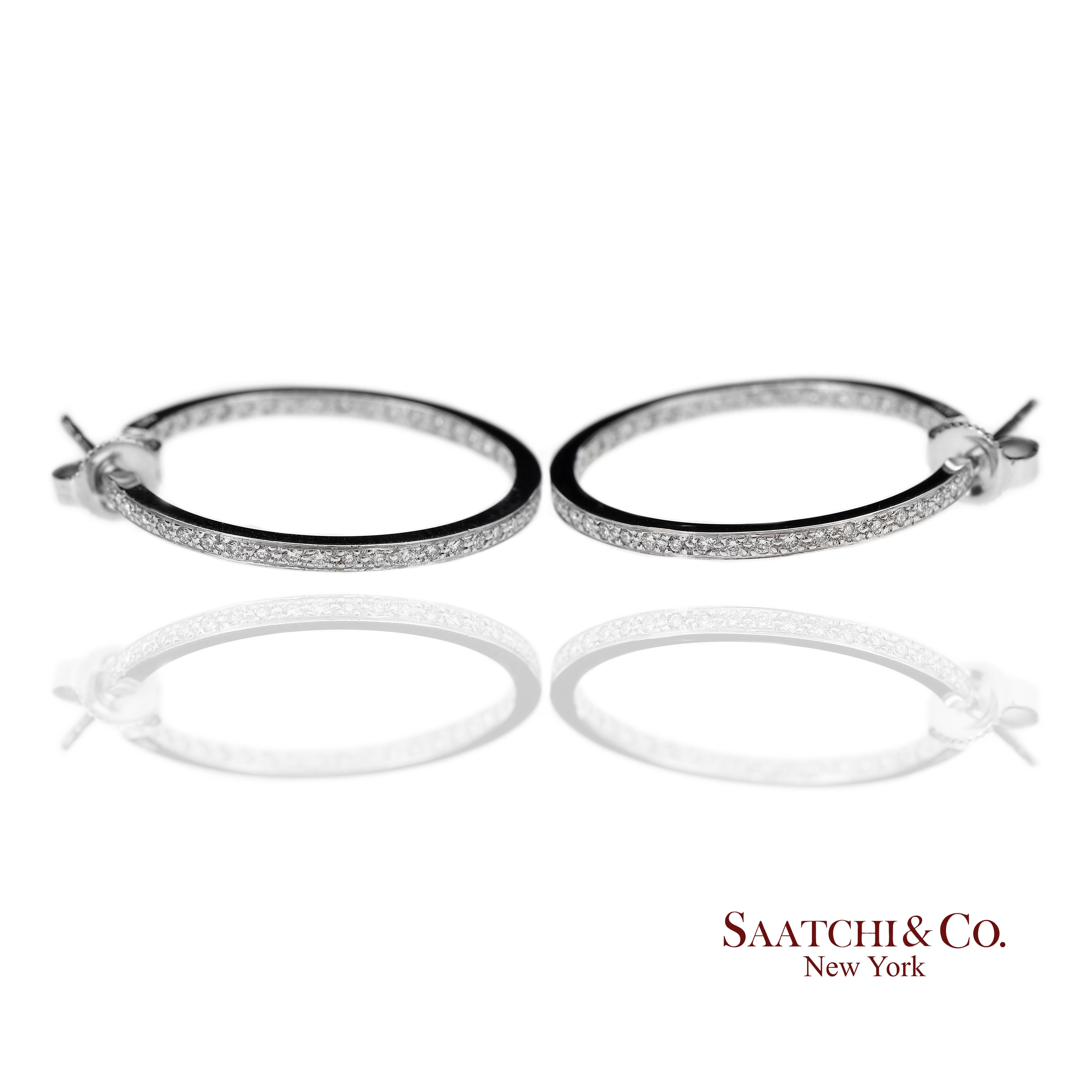 18K 750 Massiv Weißgold In und Out Natürliche Diamant-Reifenohrringe (Brillantschliff) im Angebot