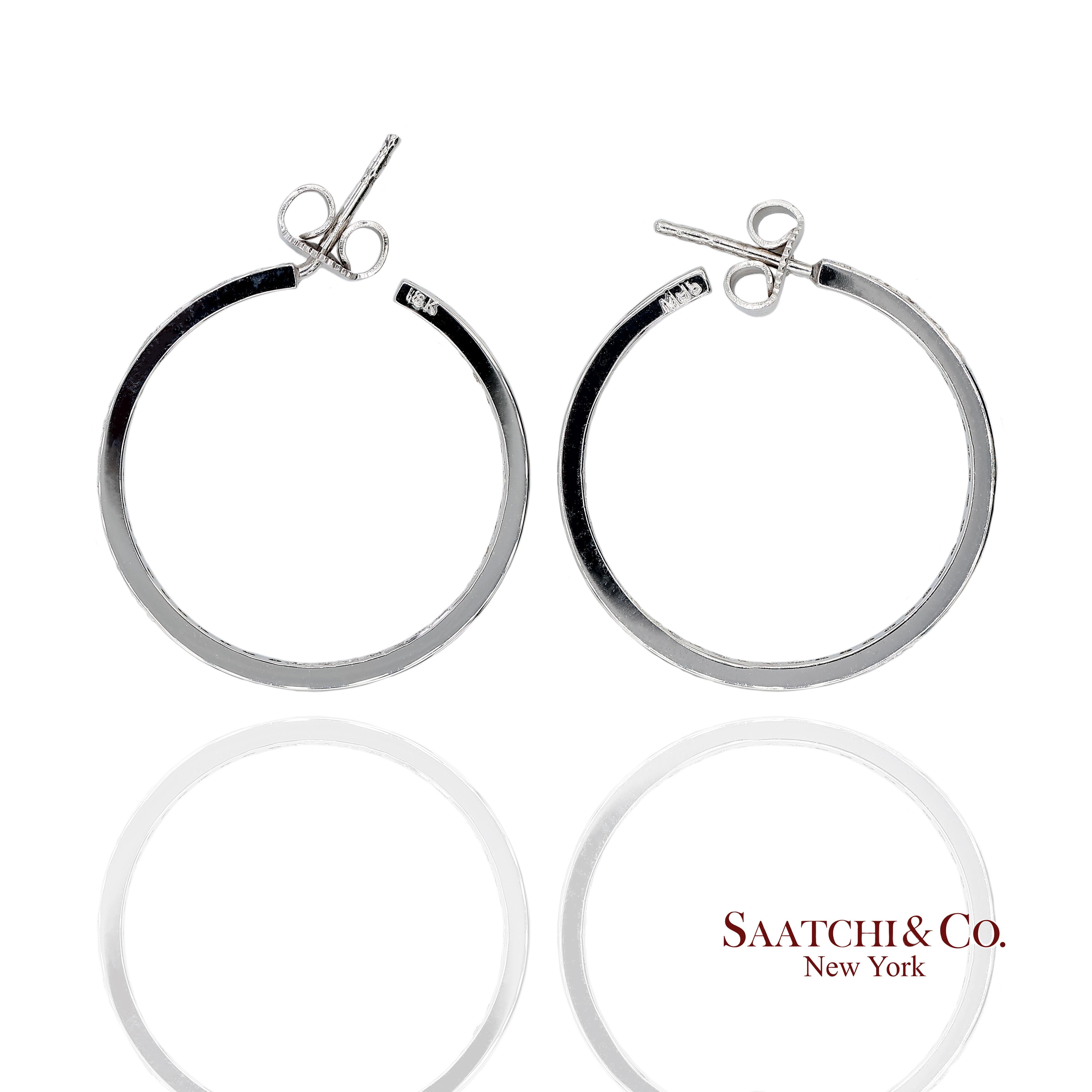 18K 750 Massiv Weißgold In und Out Natürliche Diamant-Reifenohrringe im Zustand „Neu“ im Angebot in New York, NY