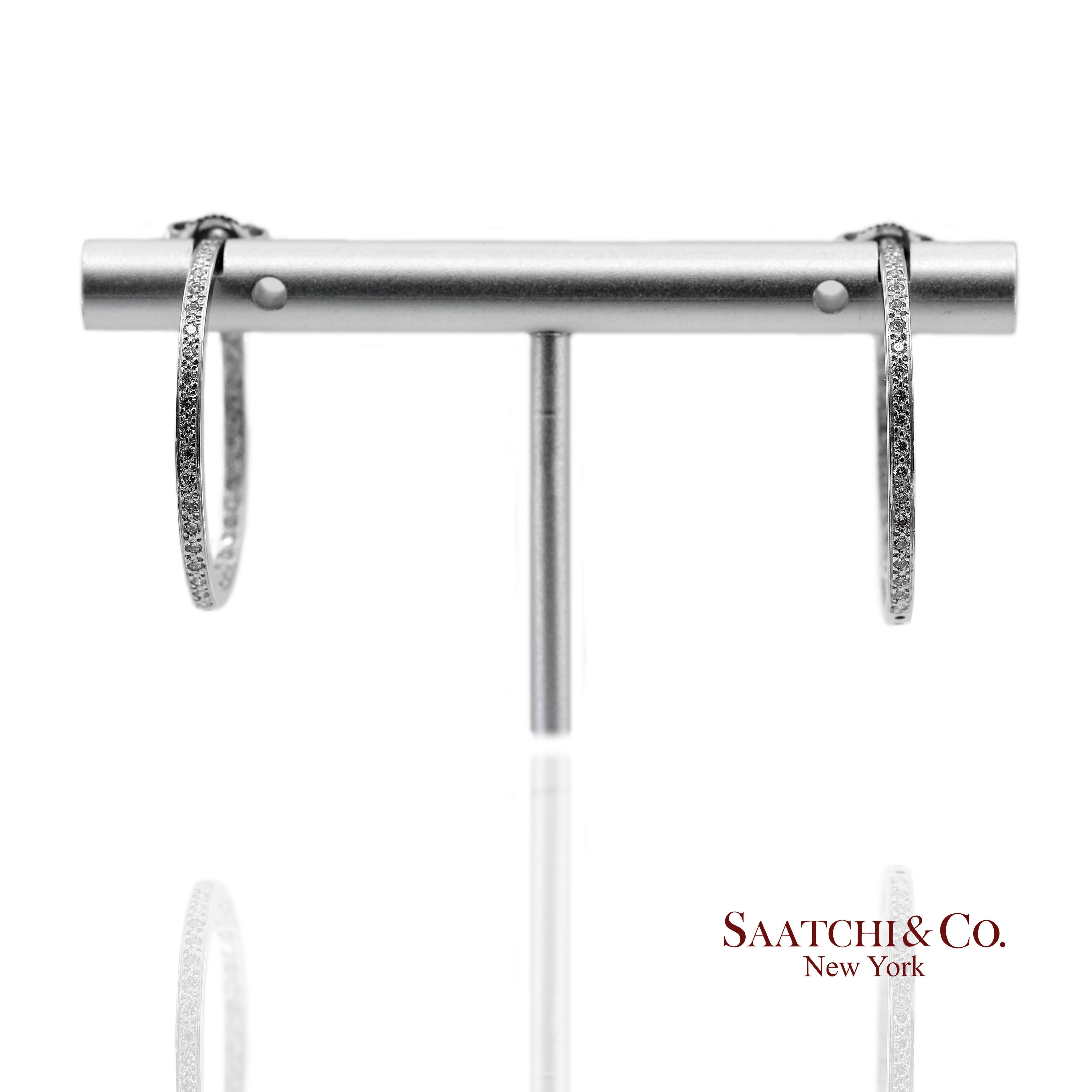 18K 750 Massiv Weißgold In und Out Natürliche Diamant-Reifenohrringe im Angebot 1