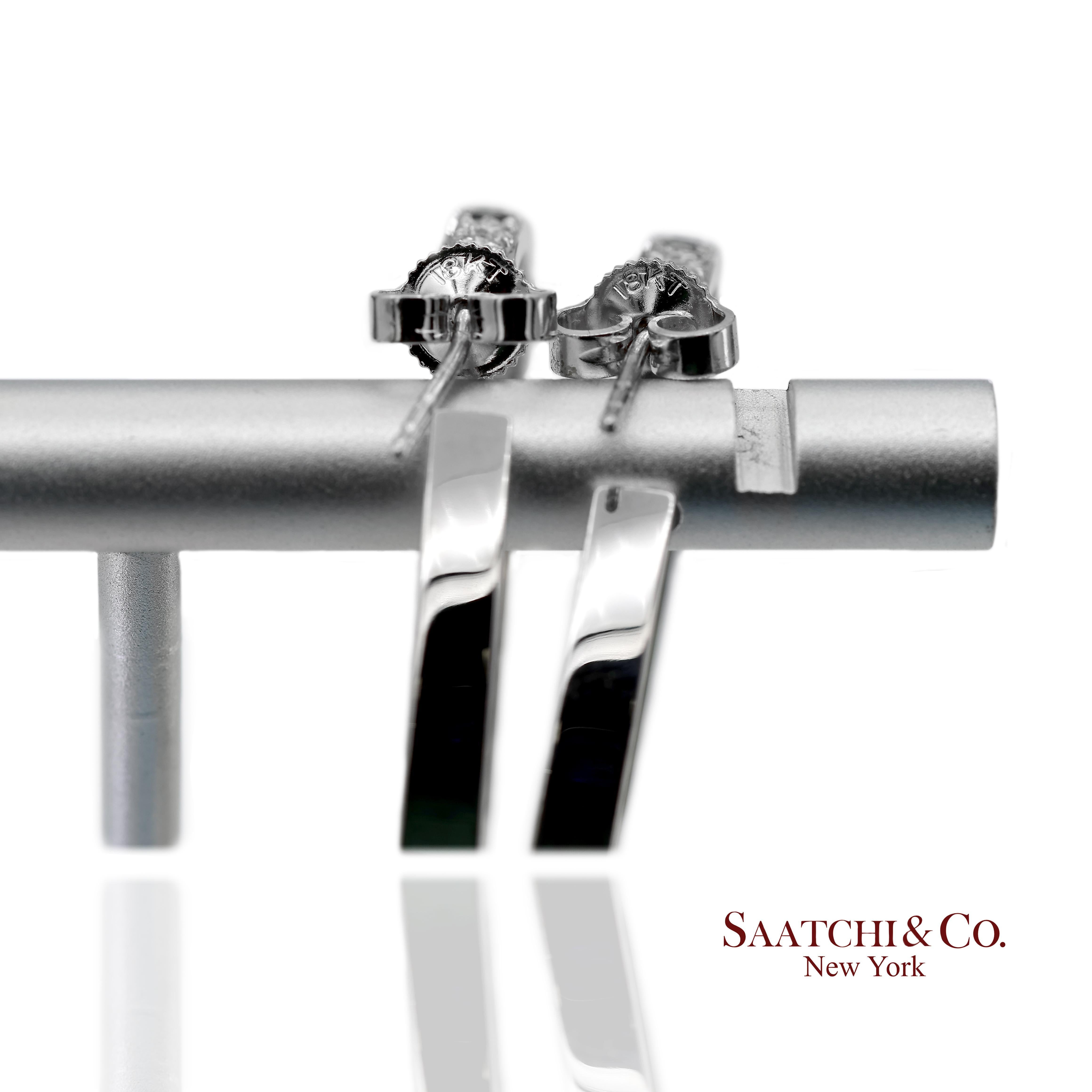 Orecchini a cerchio con diamanti naturali e zaffiri in oro bianco massiccio 18K 750 in vendita 4