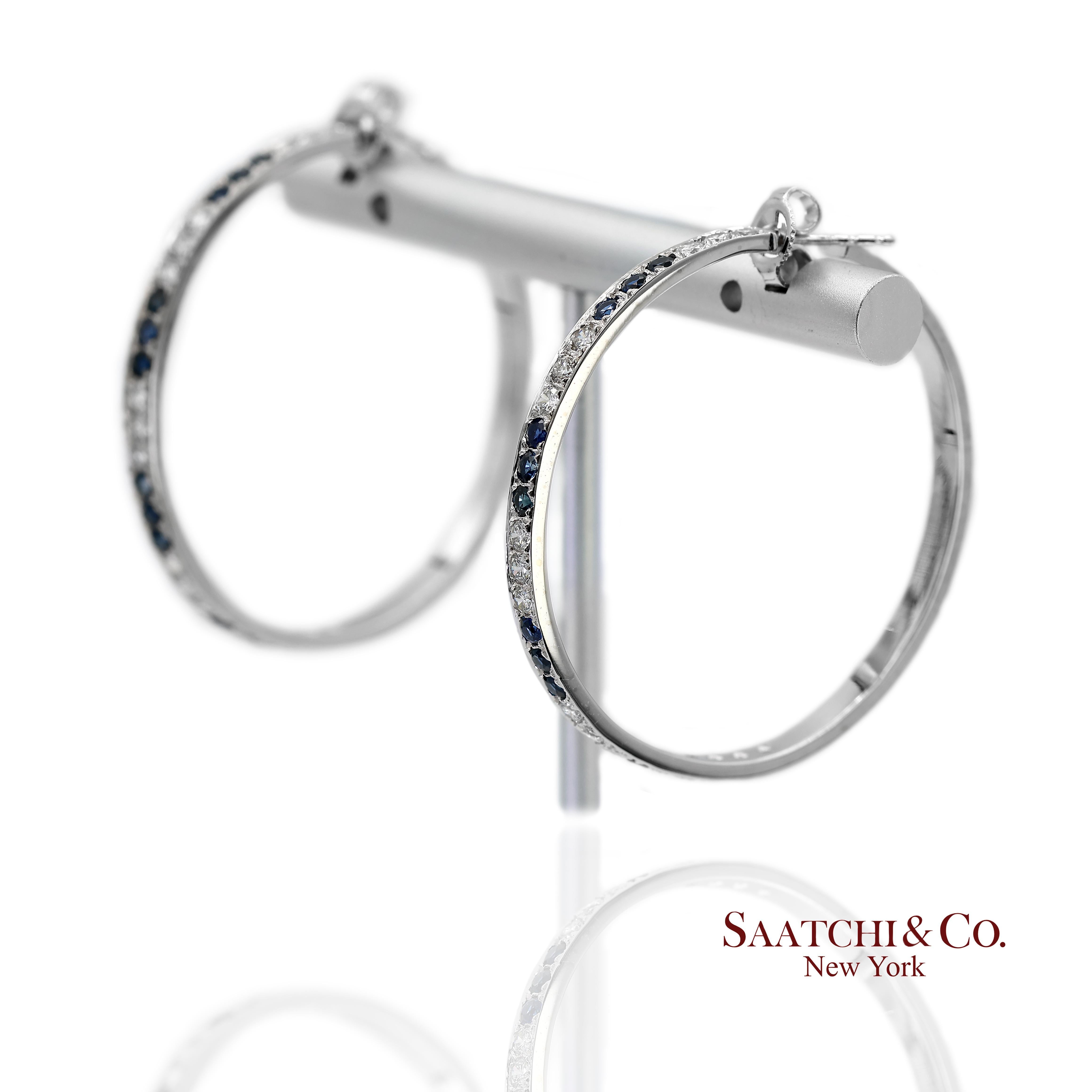 Contemporaneo Orecchini a cerchio con diamanti naturali e zaffiri in oro bianco massiccio 18K 750 in vendita