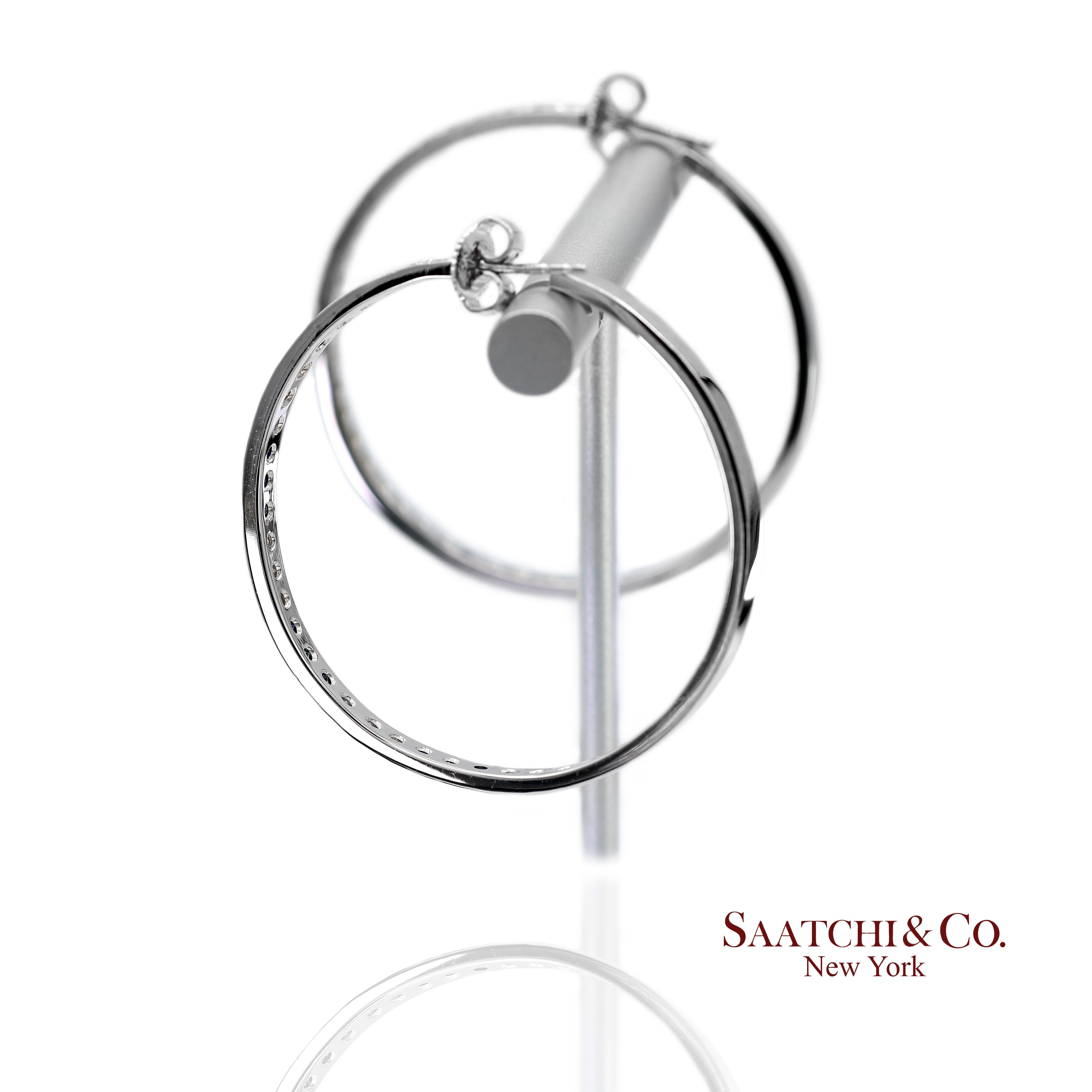 Orecchini a cerchio con diamanti naturali e zaffiri in oro bianco massiccio 18K 750 In condizioni Nuovo in vendita a New York, NY