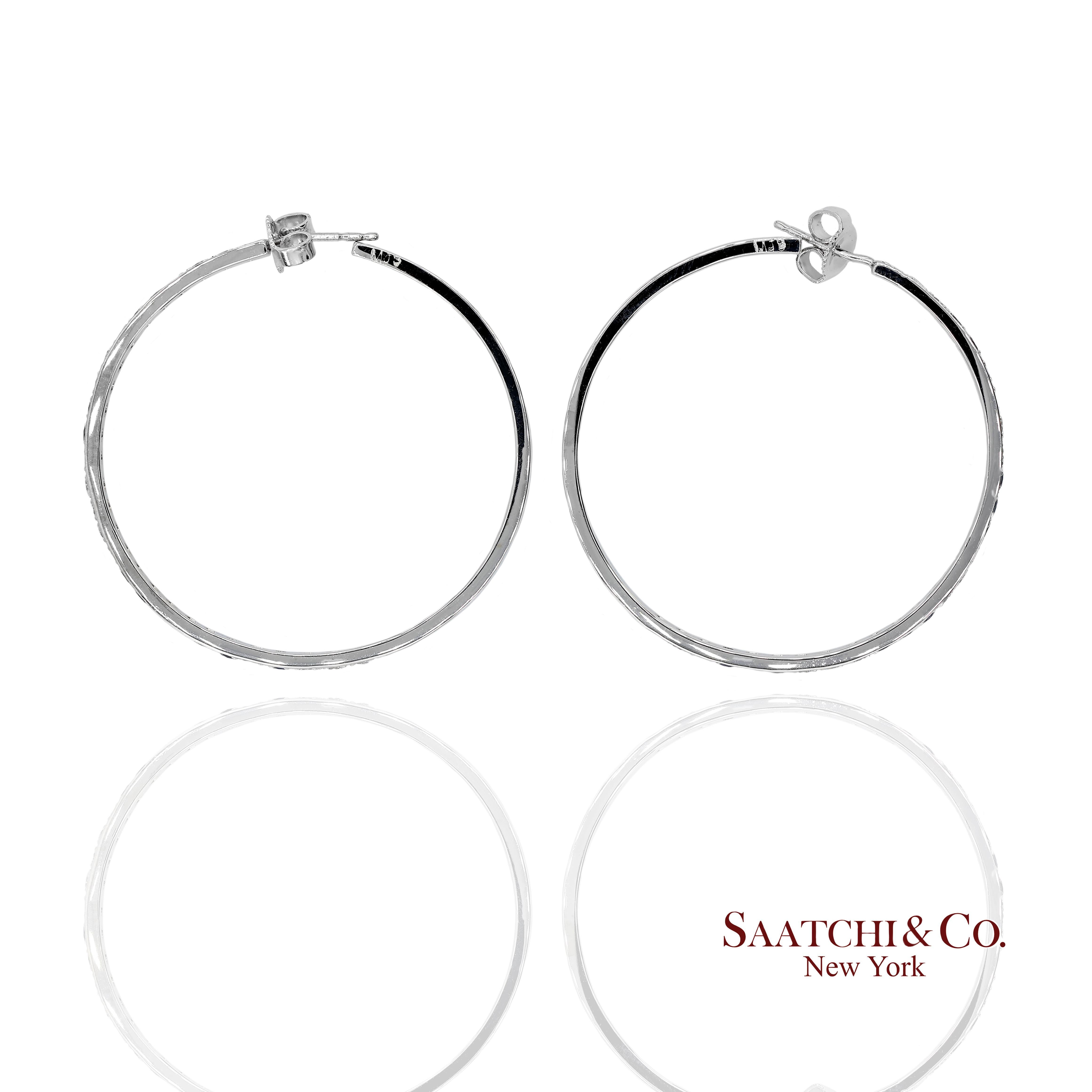 Orecchini a cerchio con diamanti naturali e zaffiri in oro bianco massiccio 18K 750 in vendita 1