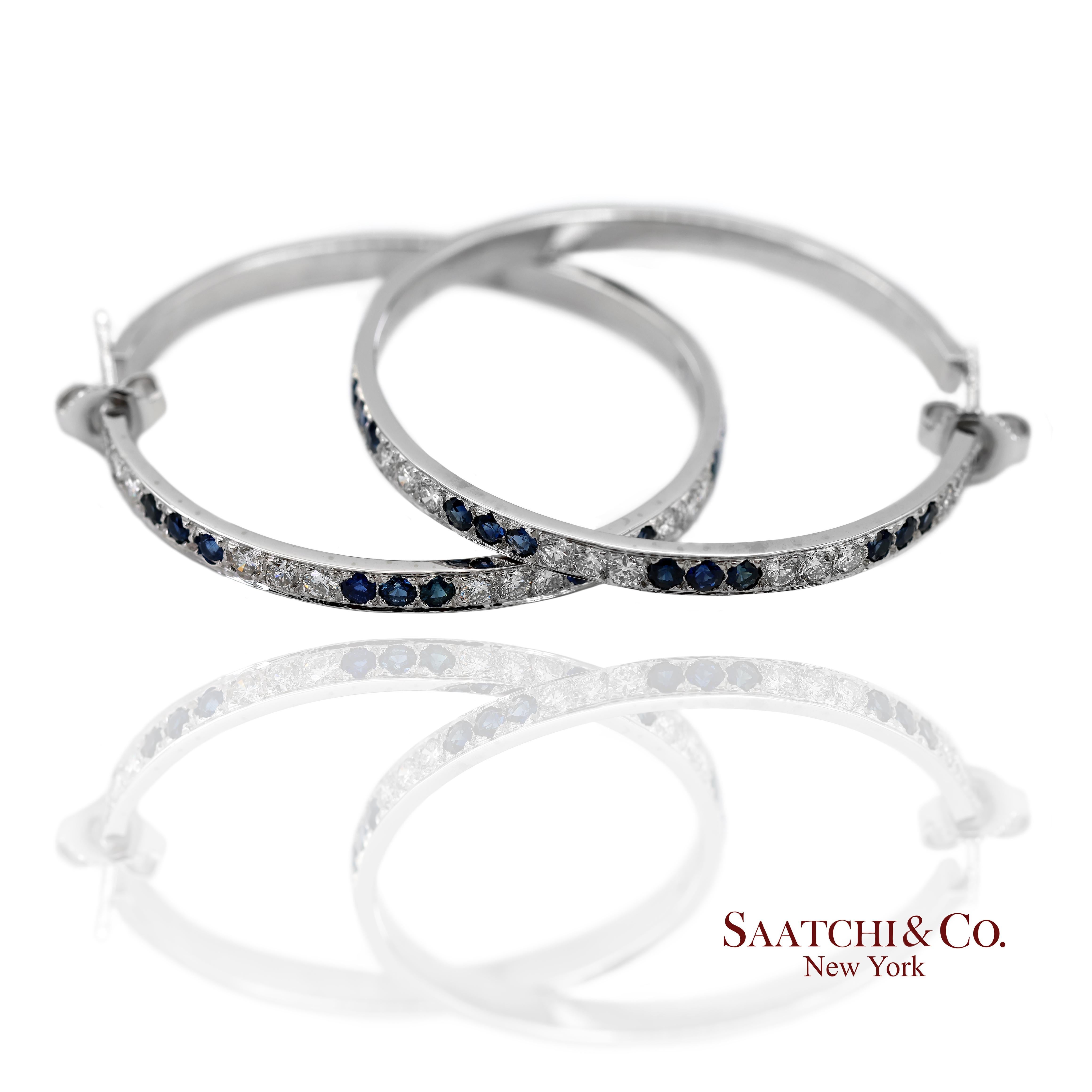 Orecchini a cerchio con diamanti naturali e zaffiri in oro bianco massiccio 18K 750 in vendita 2