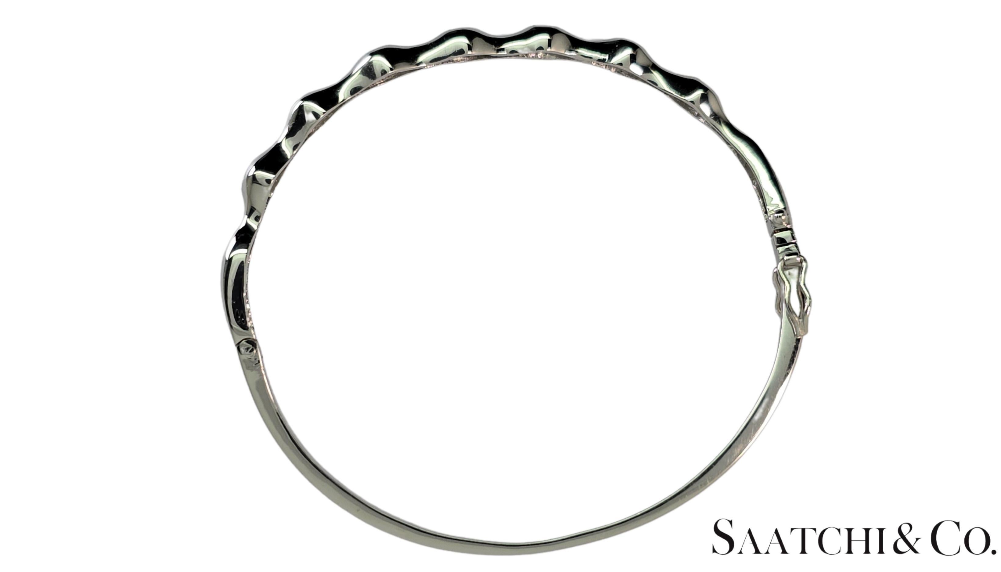 Pulsera brazalete de oro blanco macizo 18k 750 con diamantes naturales cierre a presión 0,5 ct en Excelente estado para la venta en New York, NY