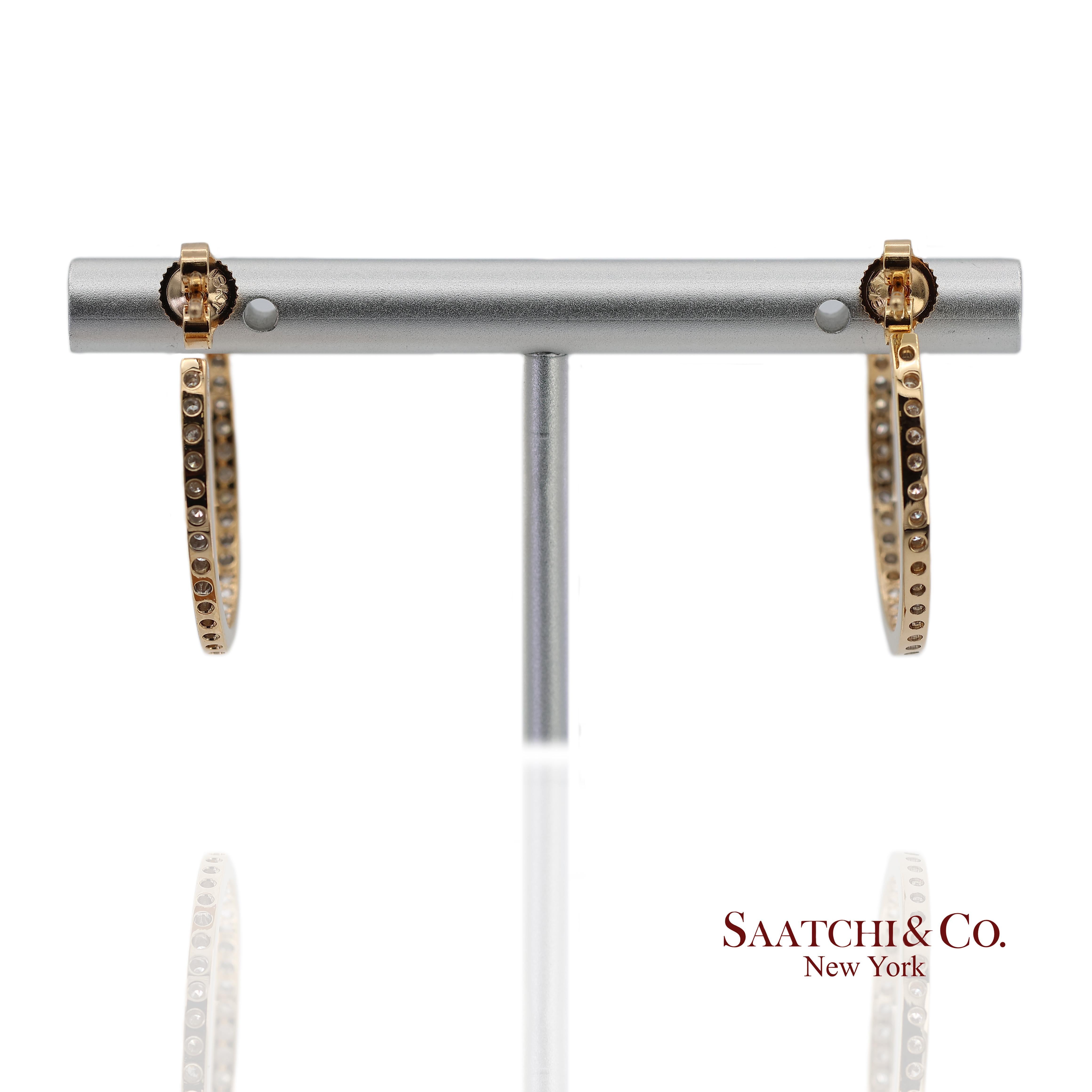 Pendientes de aro de oro amarillo macizo de 18 quilates 750 con diamantes naturales dentro y fuera en venta 4