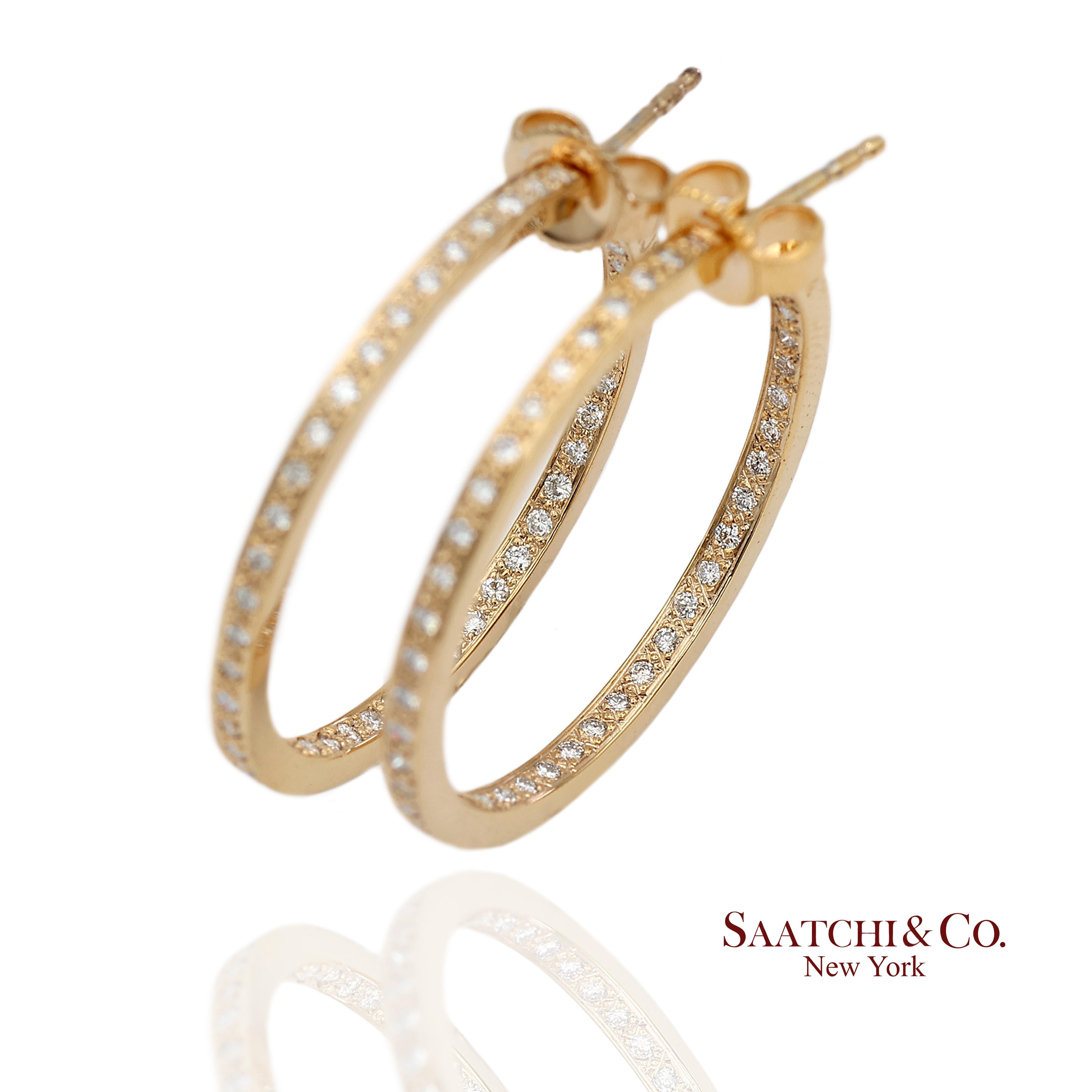 Pendientes de aro de diamantes naturales In and Out 

Tipo de metal: Oro amarillo de 18 quilates
Peso total del artículo: 5,4 gramos
Longitud: 26,0 mm
Anchura: 1.8 mm
Altura: 1,94 mm
Grande: No
1:
Piedra principal: Diamante natural
Peso en quilates