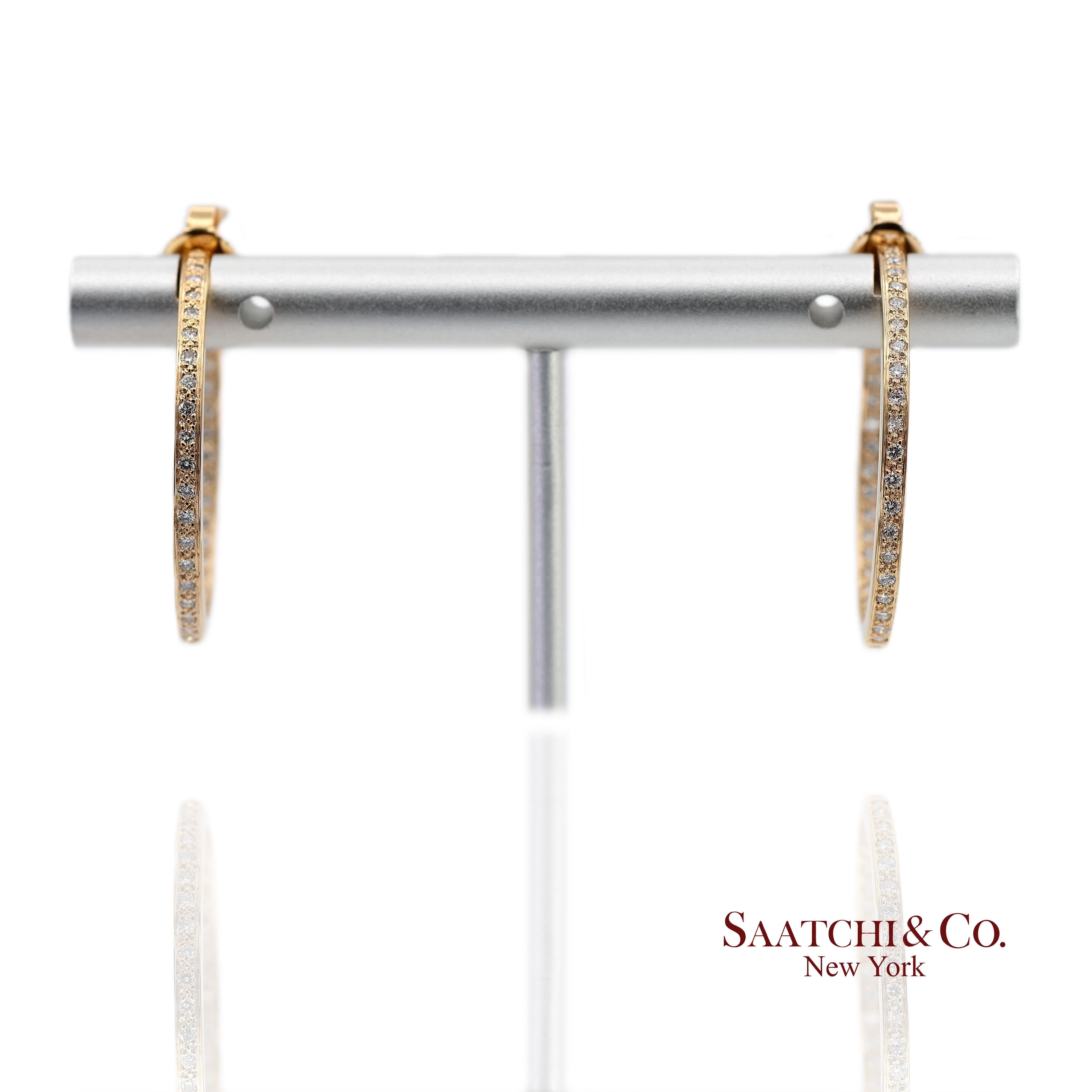 Pendientes de aro de oro amarillo macizo de 18 quilates 750 con diamantes naturales dentro y fuera en venta 1