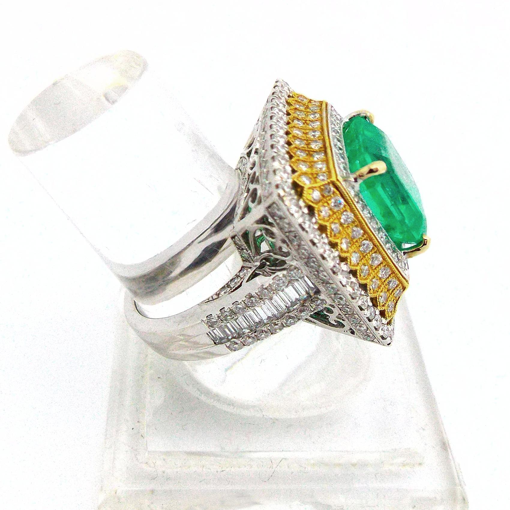 18K 750 White Gold Emerald Diamond Ring SZ 7 In Good Condition For Sale In New York, NY