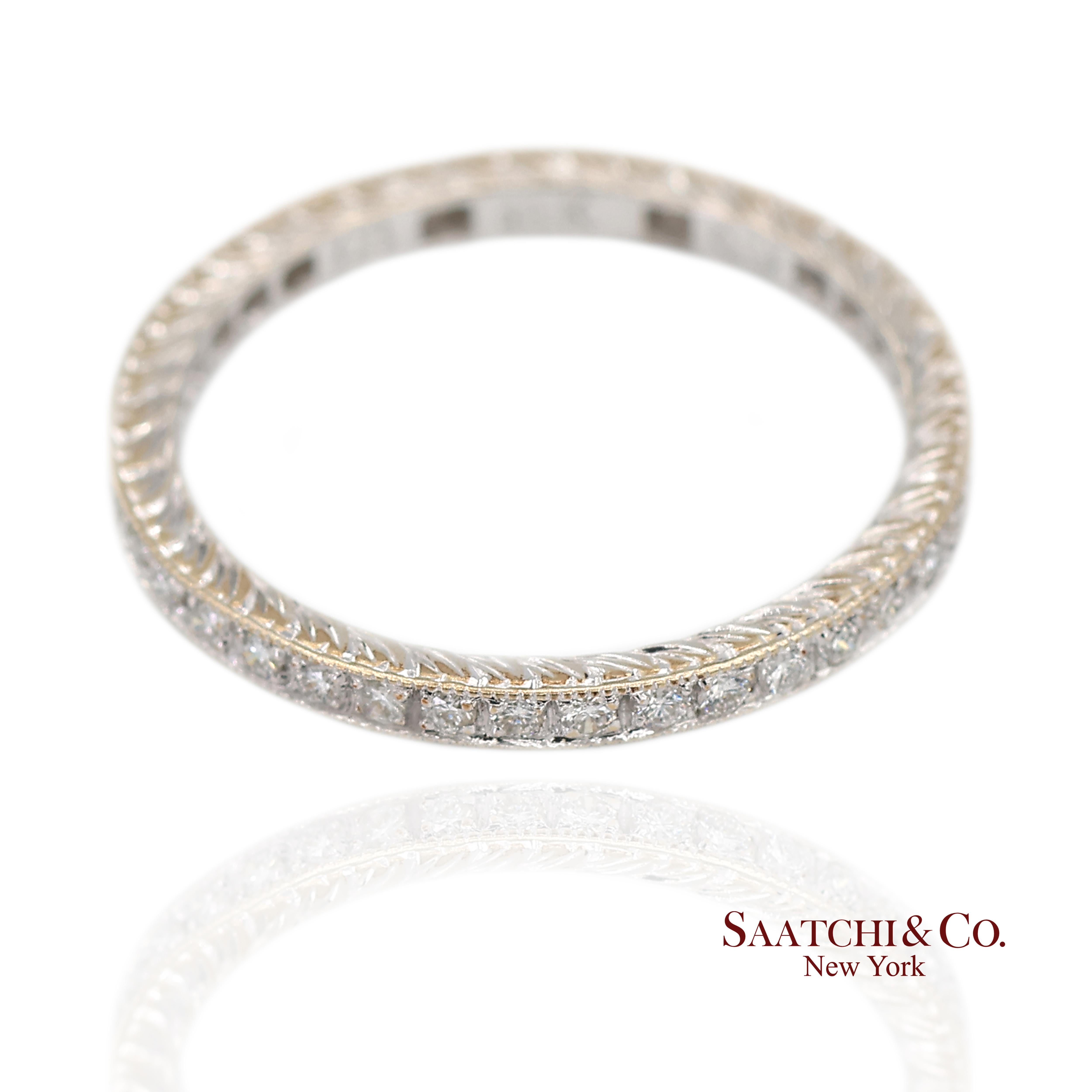 Contemporain Bague en or blanc 18K 750 exquise gravée à la main et ornée de grains de mil... en vente