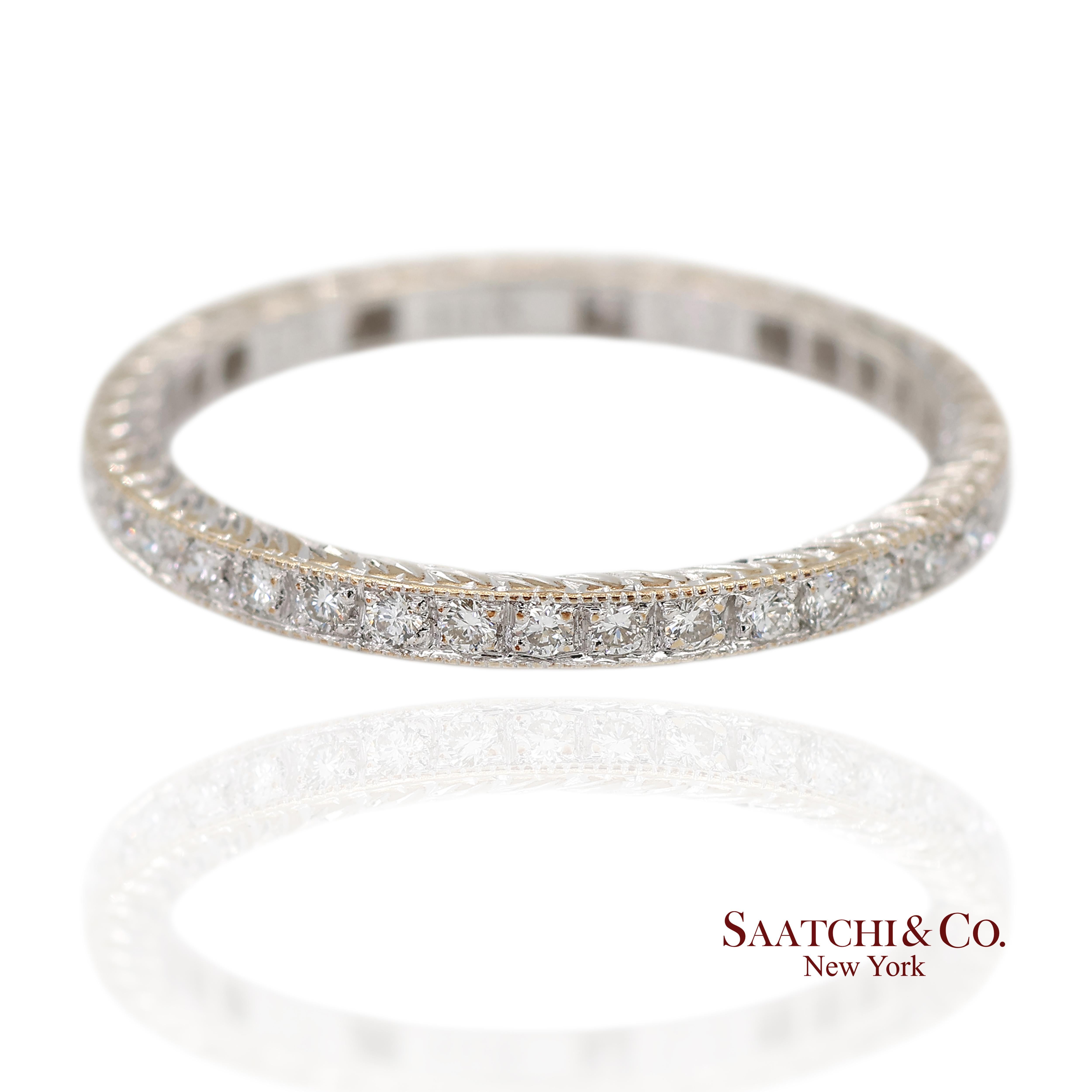 Taille brillant Bague en or blanc 18K 750 exquise gravée à la main et ornée de grains de mil... en vente