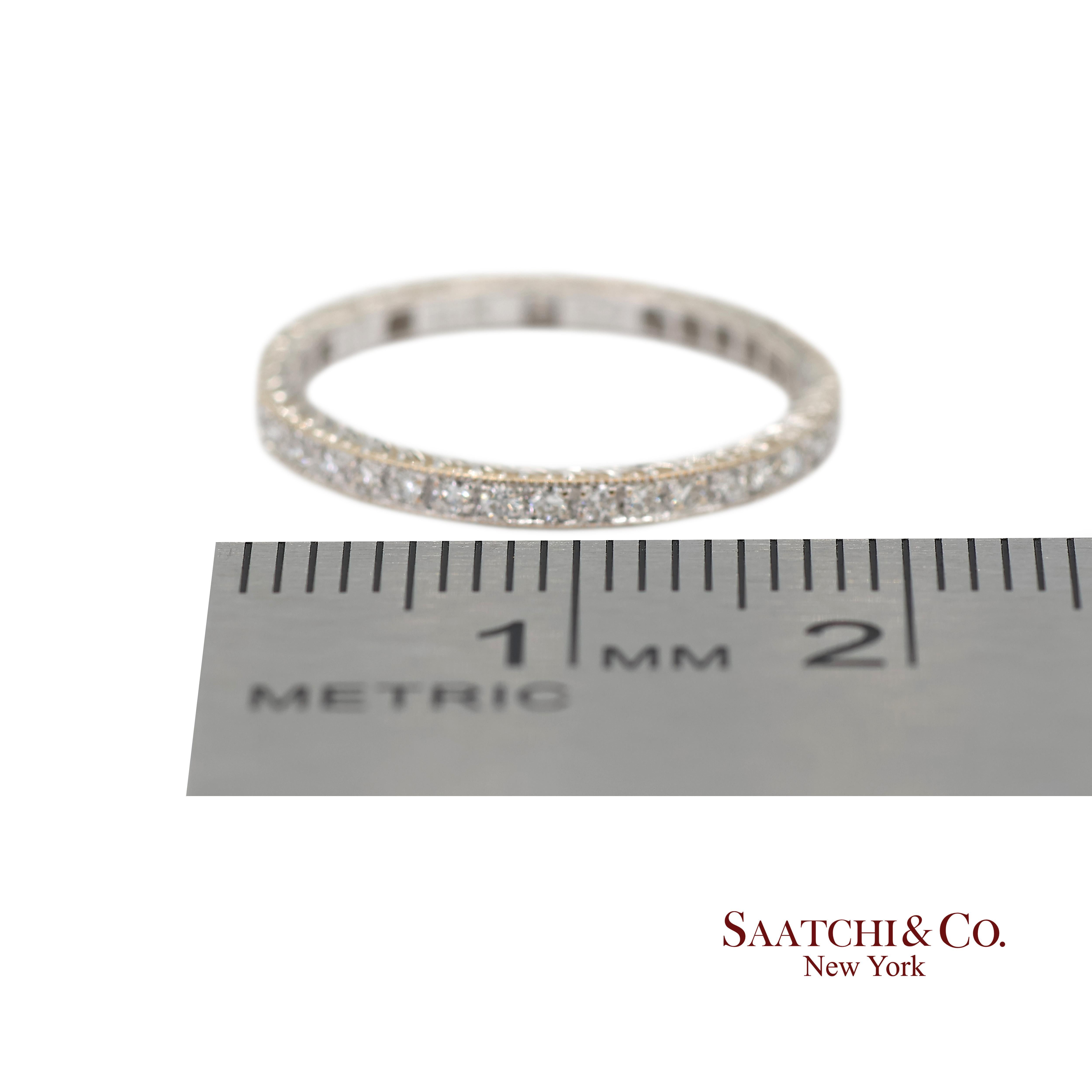 Bague en or blanc 18K 750 exquise gravée à la main et ornée de grains de mil... en vente 2