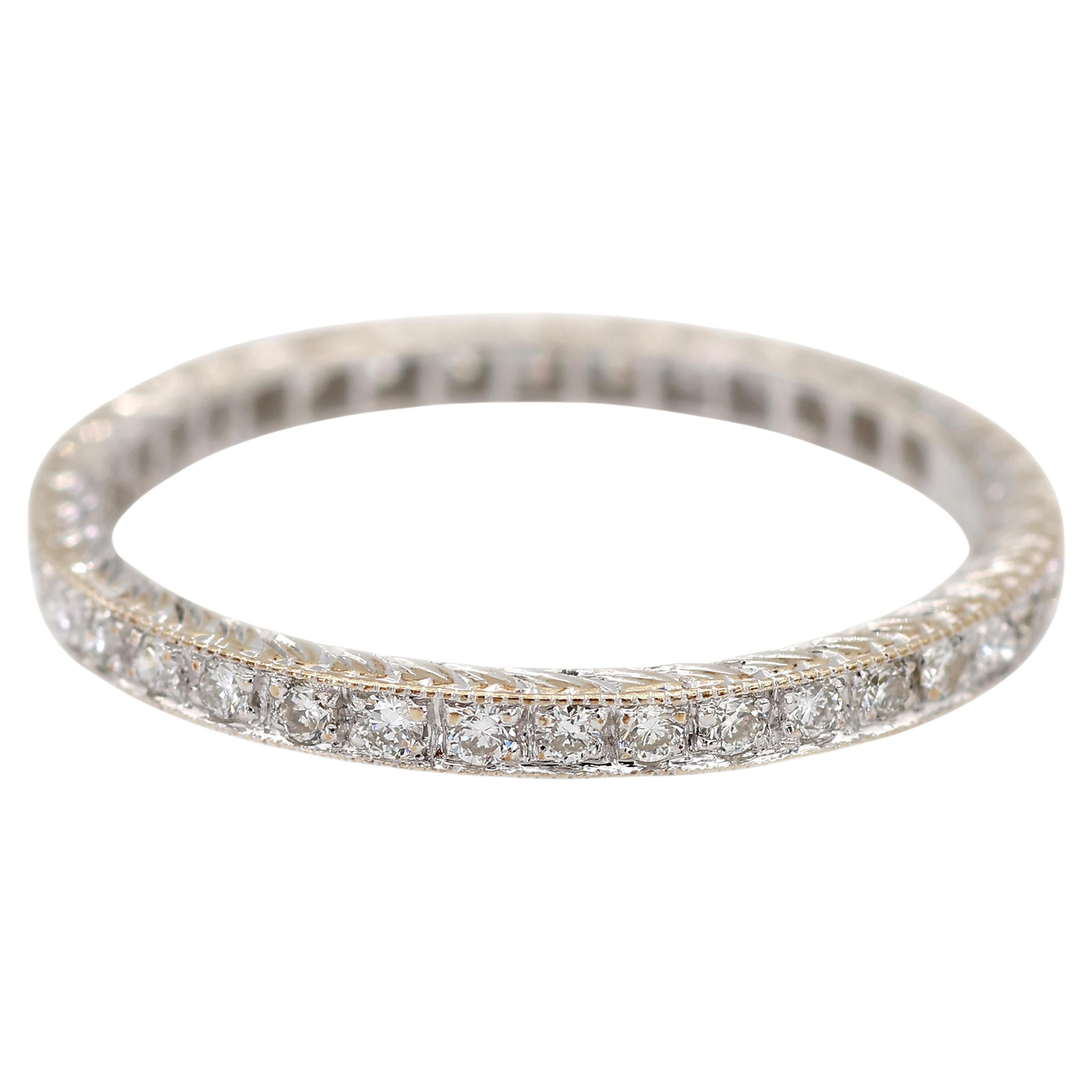 Bague en or blanc 18K 750 exquise gravée à la main et ornée de grains de mil... en vente