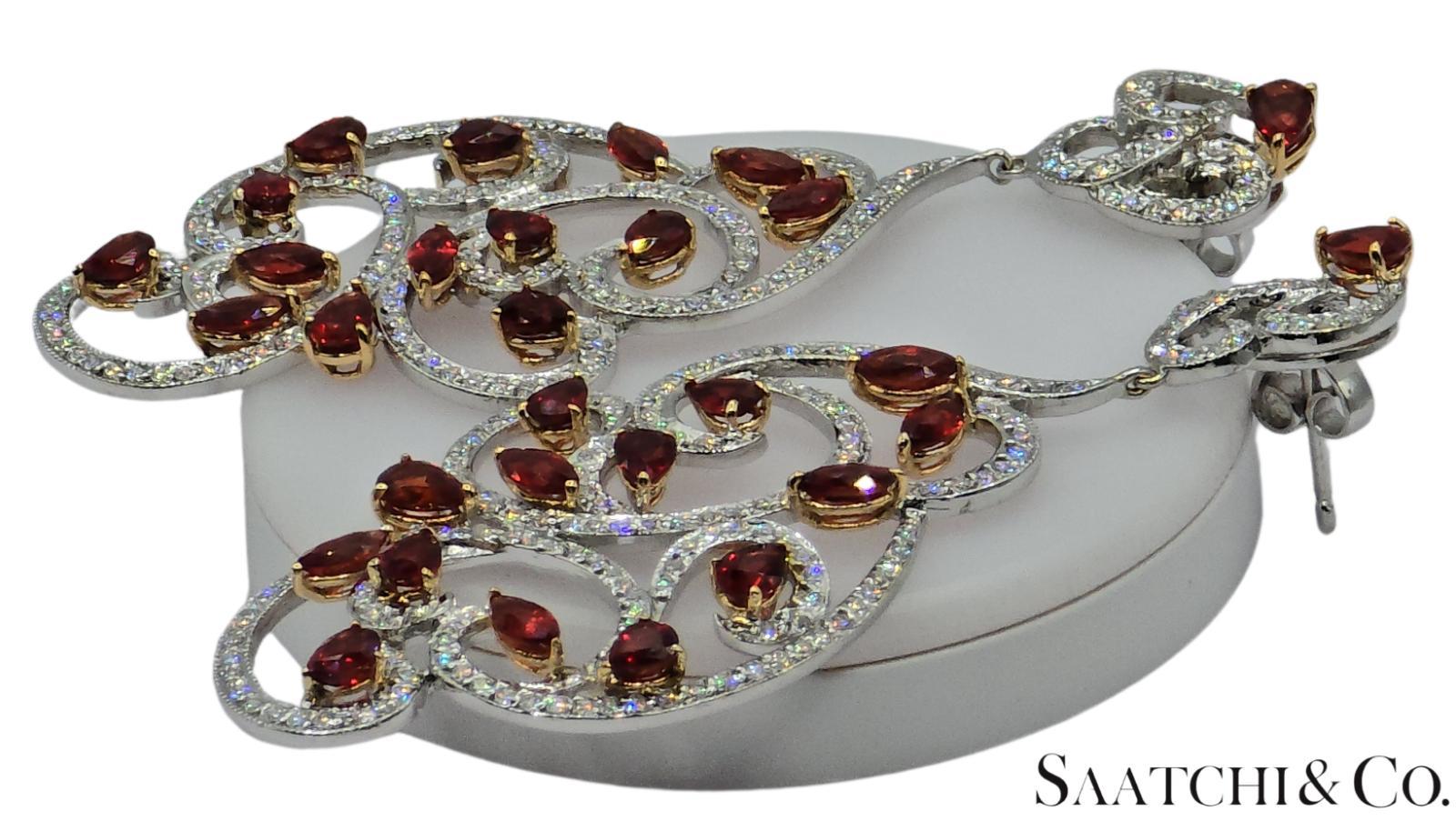 Contemporain Boucles d'oreilles en or blanc 750 millièmes (18K) avec diamants et rubis de taille brillant VVS : Boucles d'oreilles en vente