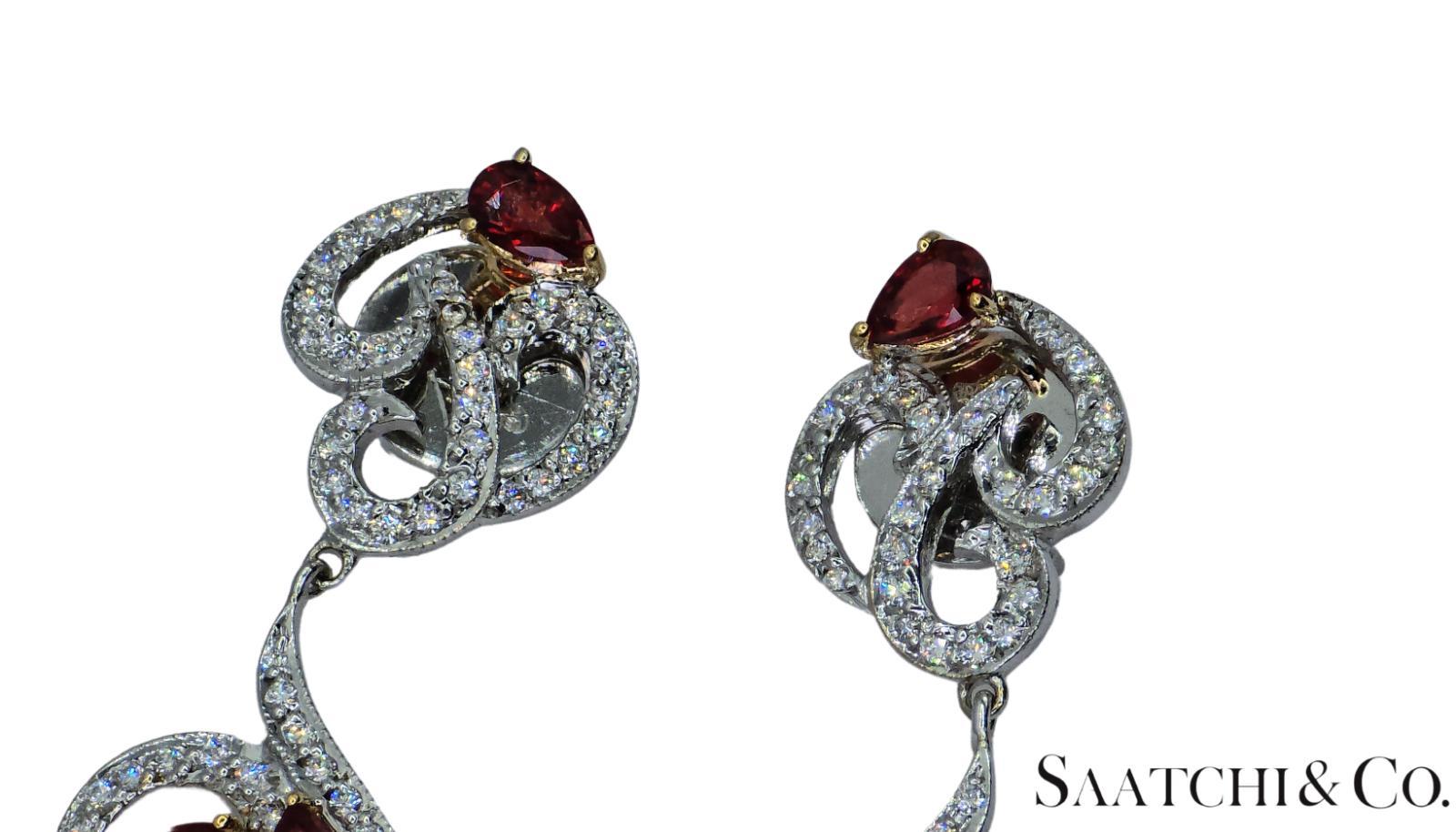 Taille brillant Boucles d'oreilles en or blanc 750 millièmes (18K) avec diamants et rubis de taille brillant VVS : Boucles d'oreilles en vente