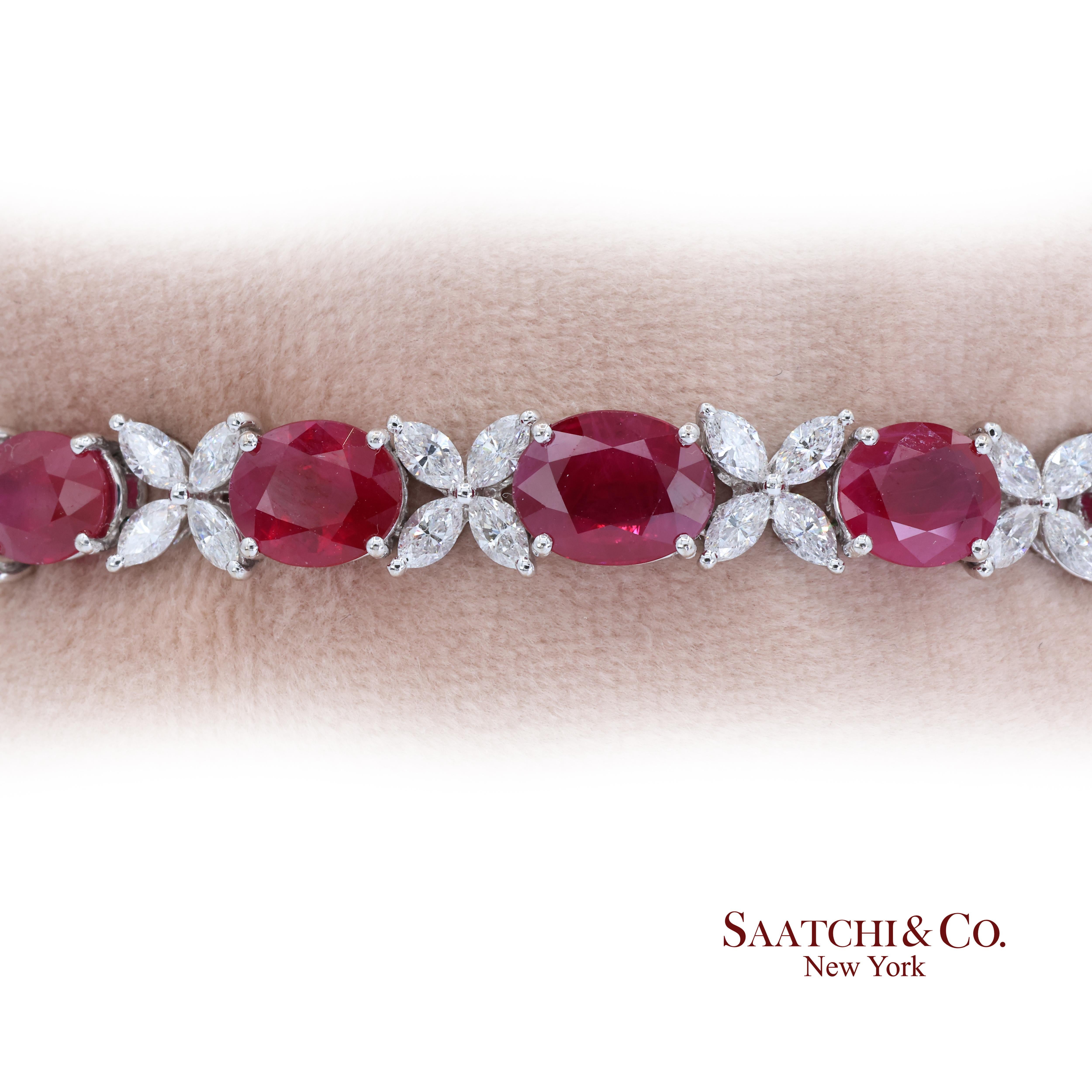 Taille ovale Bracelet en or blanc 18K 750 rubis birmans naturels et diamants en vente