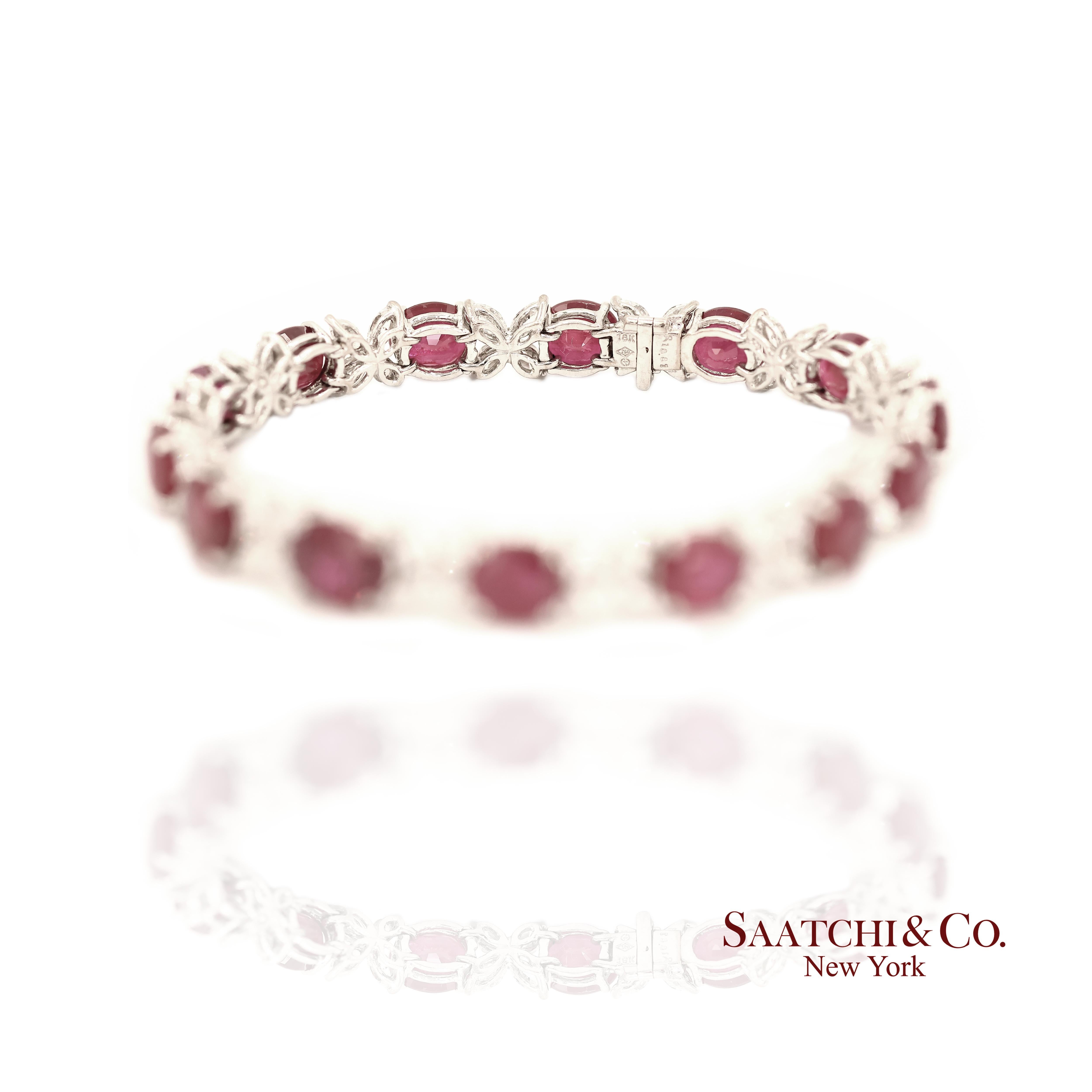 Bracelet en or blanc 18K 750 rubis birmans naturels et diamants en vente 1