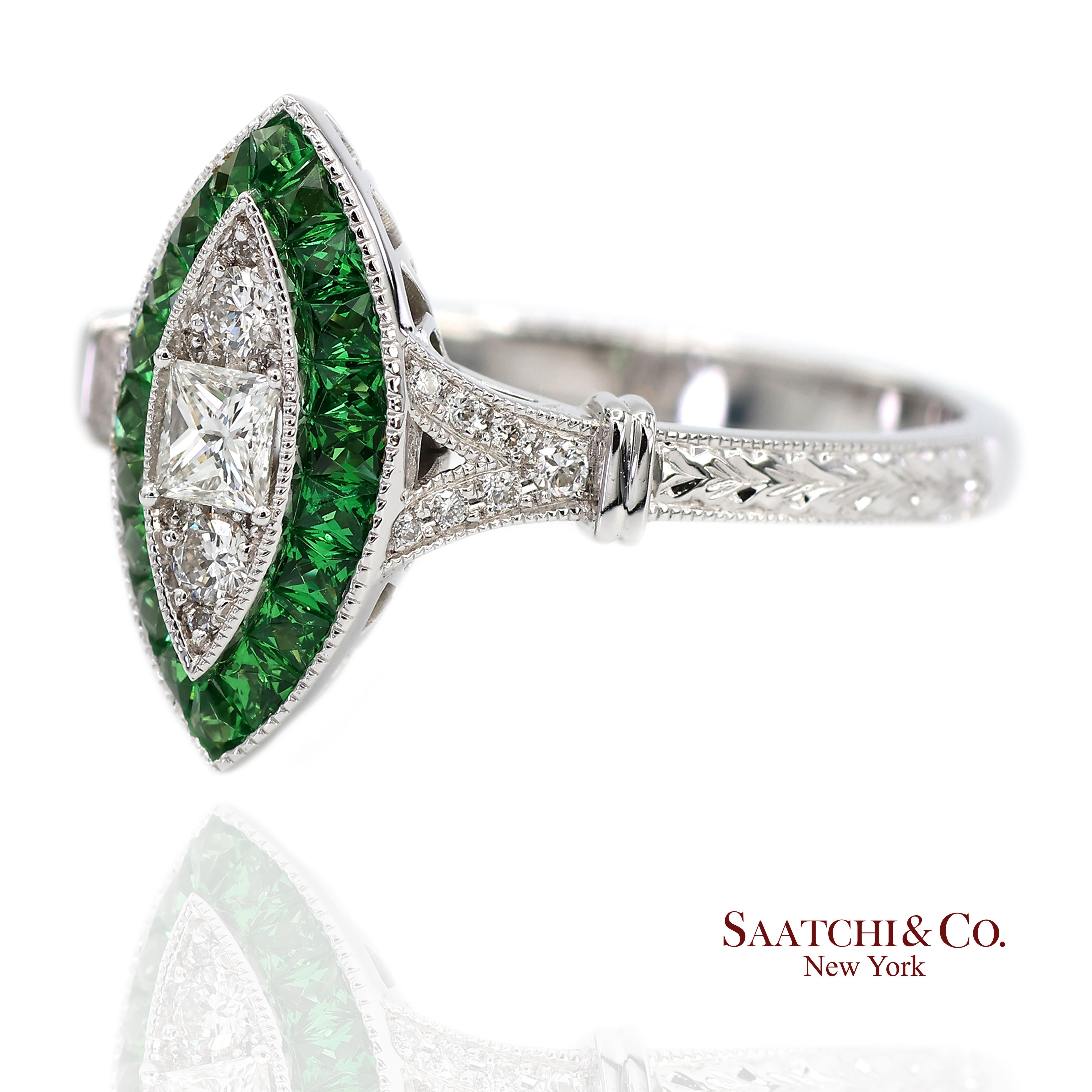 Contemporain Bague en or blanc 750 millièmes, diamant naturel et tsavorite Marquise Milgrain en vente